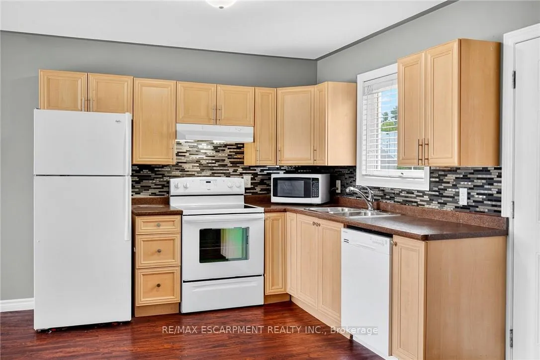 Photo 5 of 133 Grantham Avenue, St. Catharines, E. Chester — HOMEH