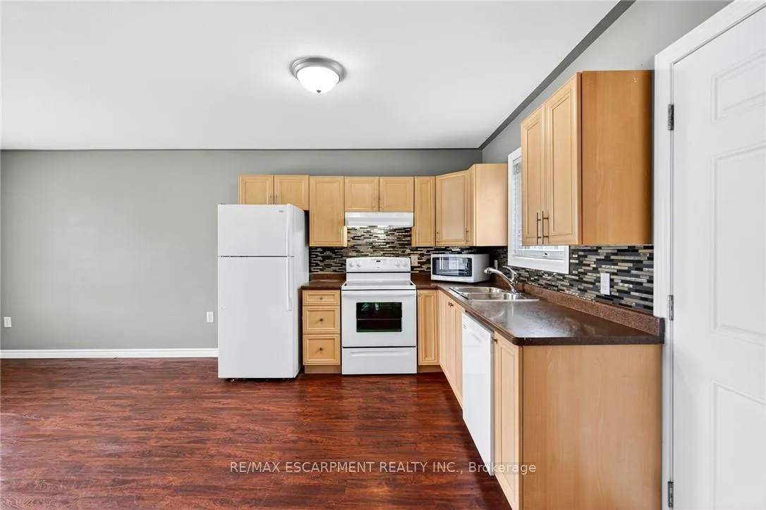Photo 6 of 133 Grantham Avenue, St. Catharines, E. Chester — HOMEH