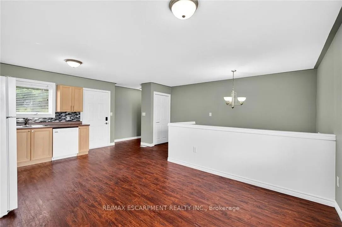 Photo 10 of 133 Grantham Avenue, St. Catharines, E. Chester — HOMEH