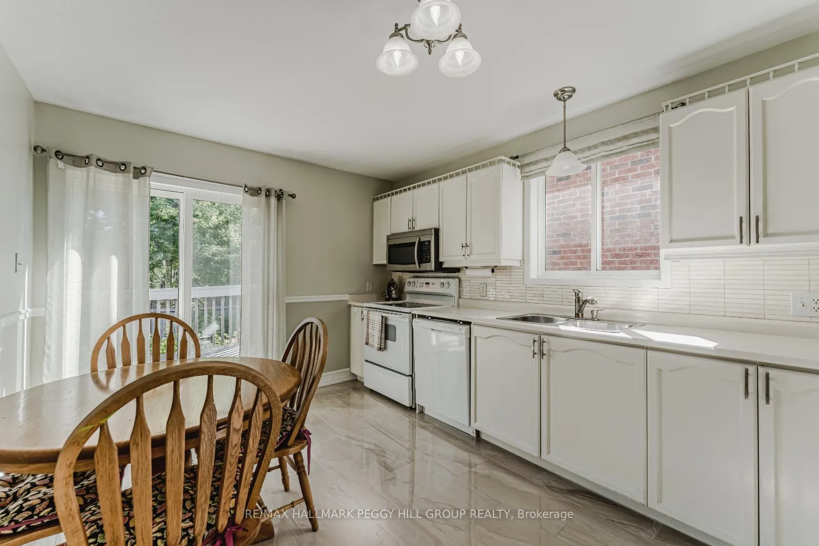 Photo 4 of 72 Stanley Street, Barrie, East Bayfield — HOMEH