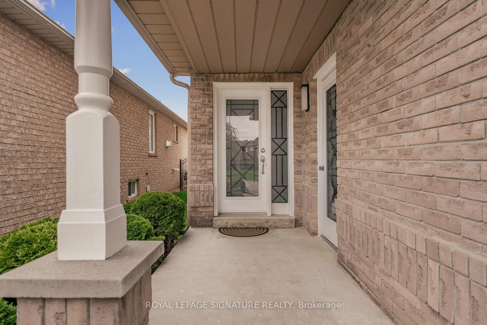Photo 2 of 44 Eastfield Crescent, Clarington, Courtice — HOMEH