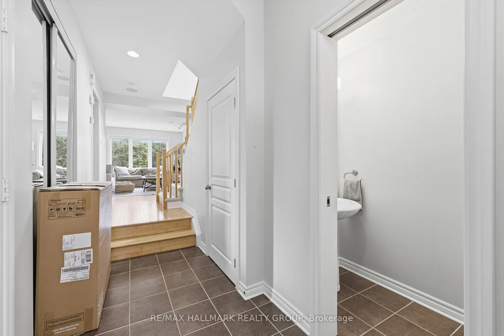 Photo 4 of 266 Tandalee Crescent, Ottawa, Kanata - Emerald Meadows/Trailwest — HOMEH
