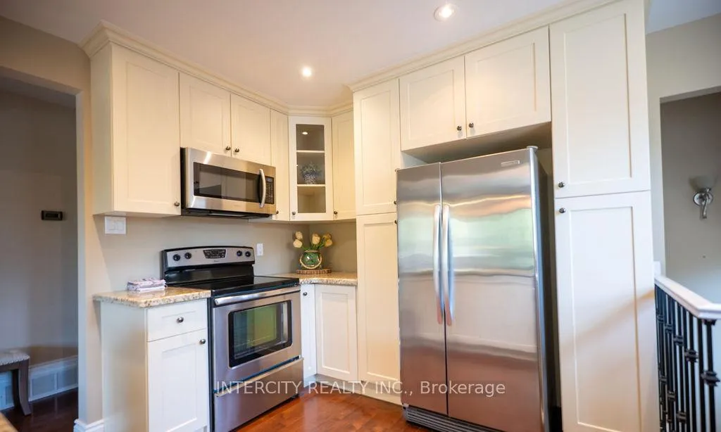 Photo 5 of 631 Trudale Court, Oakville, West — HOMEH