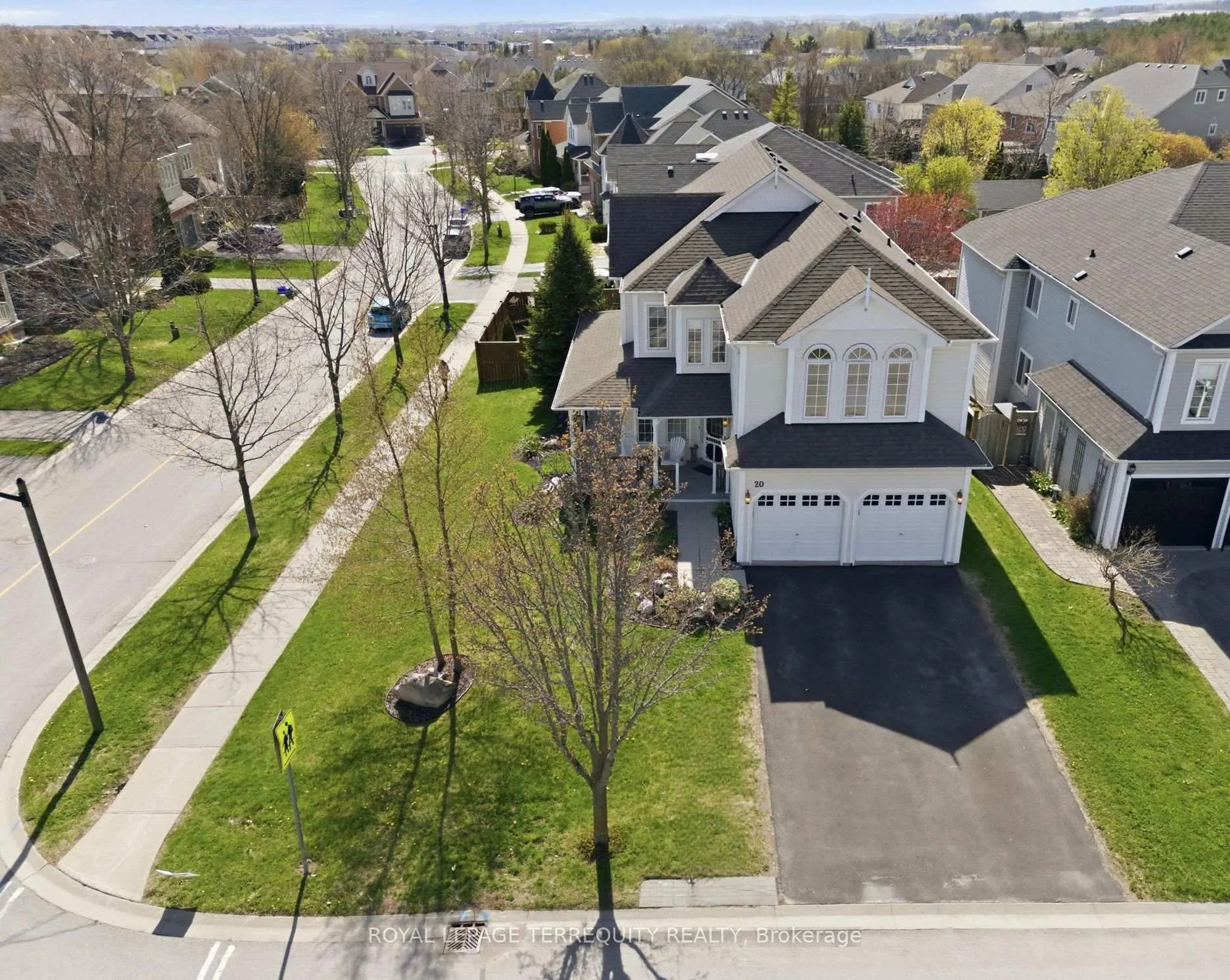 Photo 4 of 20 Selkirk Drive, Whitby, Brooklin — HOMEH