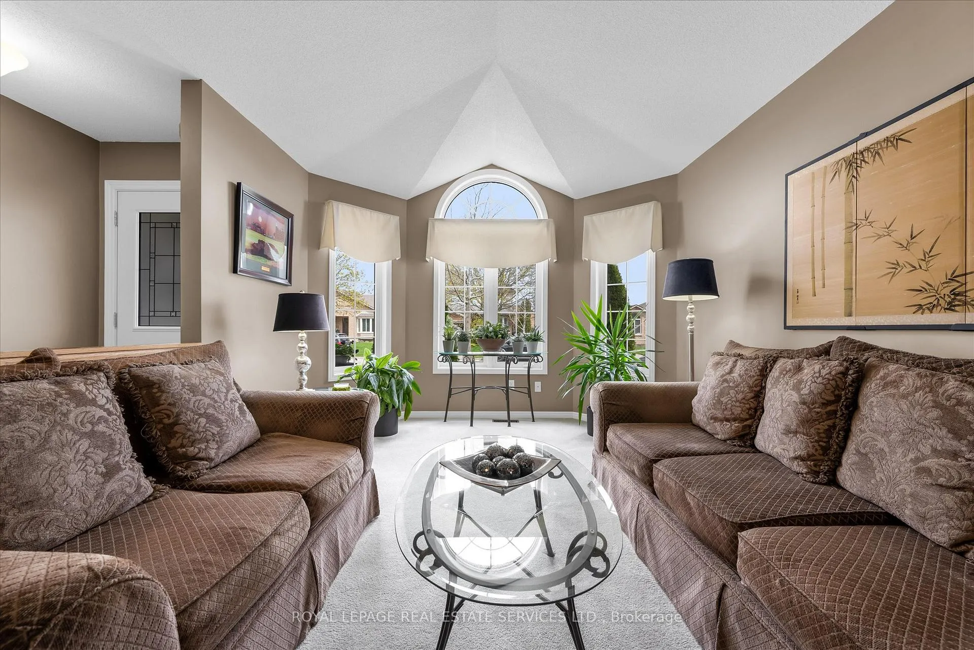 Photo 4 of 67 Loneoak Crescent, Hamilton, Stoney Creek Mountain — HOMEH