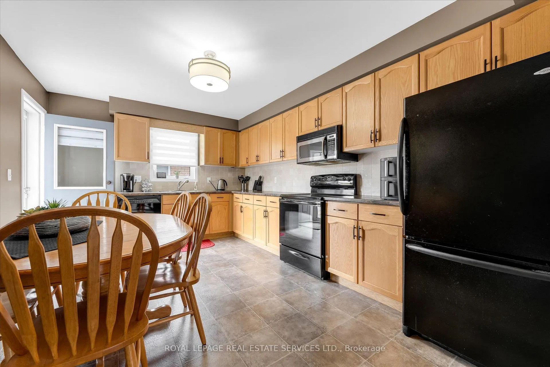 Photo 10 of 67 Loneoak Crescent, Hamilton, Stoney Creek Mountain — HOMEH
