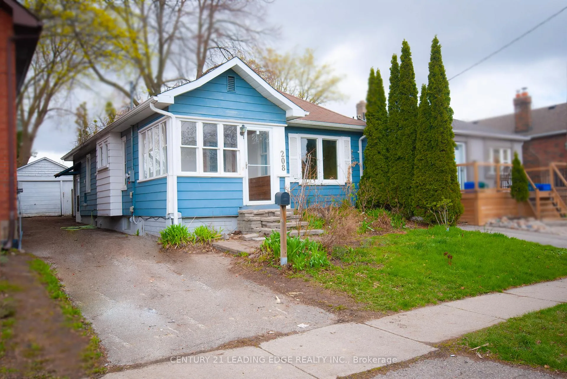 Front of 208 Oshawa Boulevard N