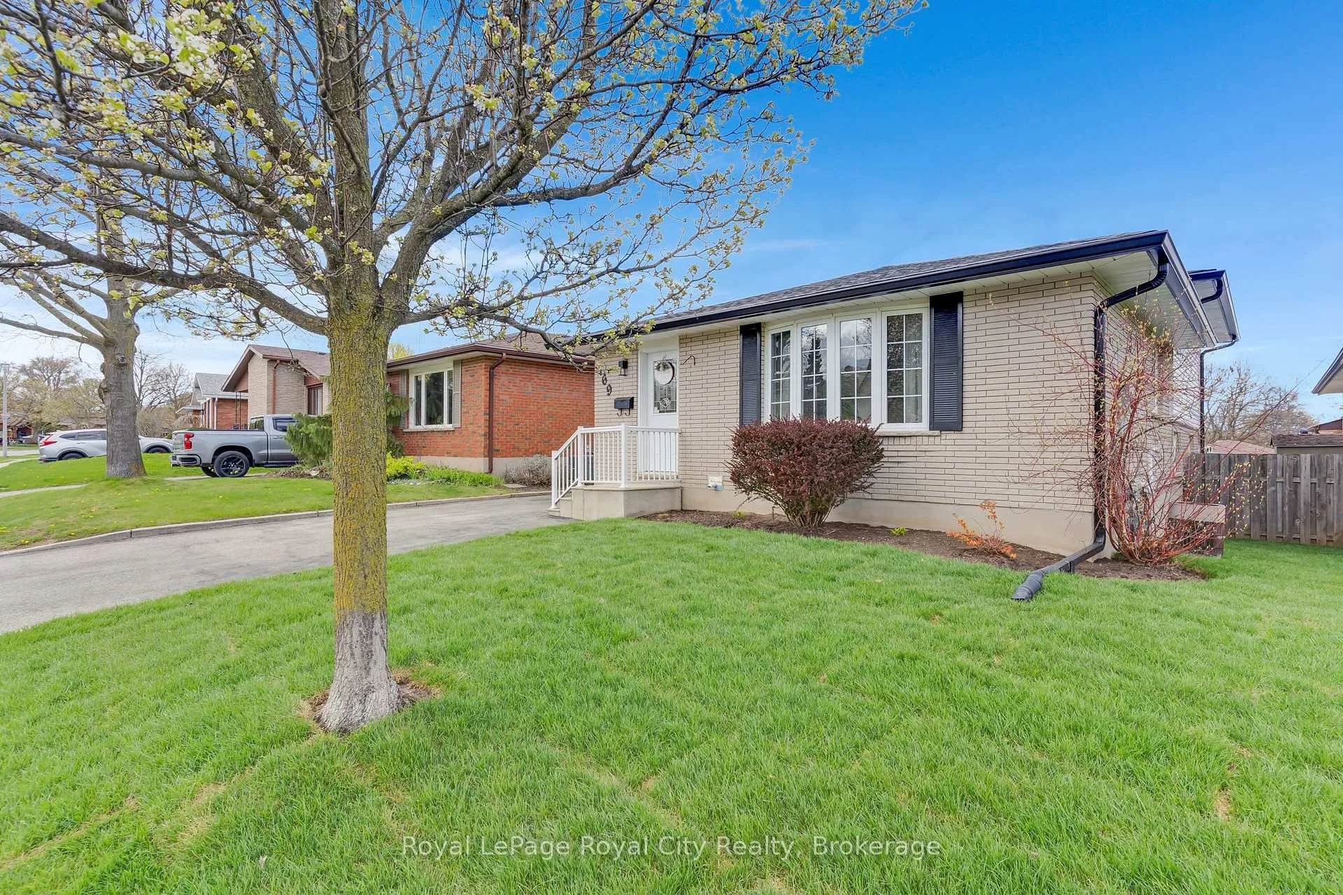 Photo 2 of 169 Johanna Drive, Cambridge — HOMEH