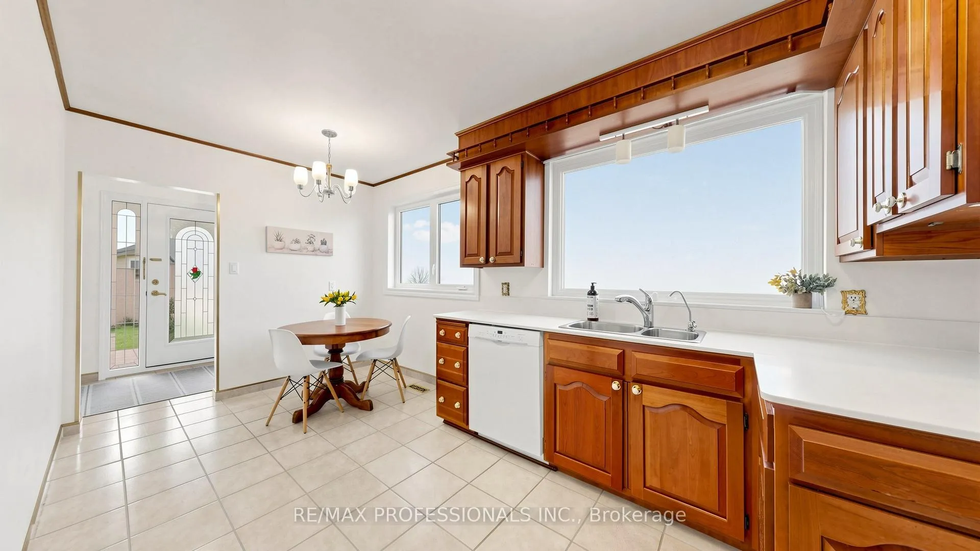 Photo 8 of 117 Mercury Road, Etobicoke, West Humber-Clairville — HOMEH