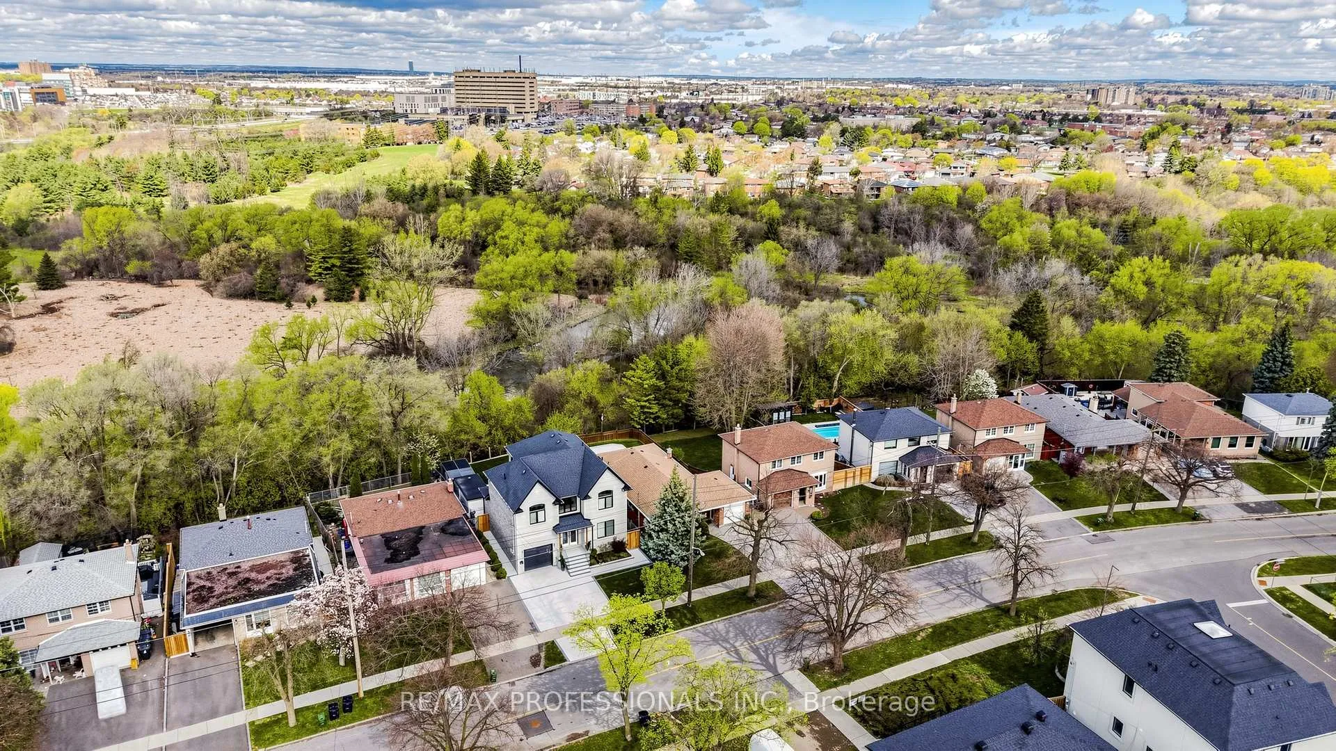Photo 32 of 117 Mercury Road, Etobicoke, West Humber-Clairville — HOMEH