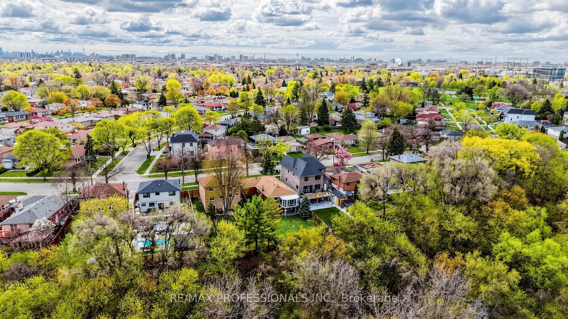 Photo 36 of 117 Mercury Road, Etobicoke, West Humber-Clairville — HOMEH