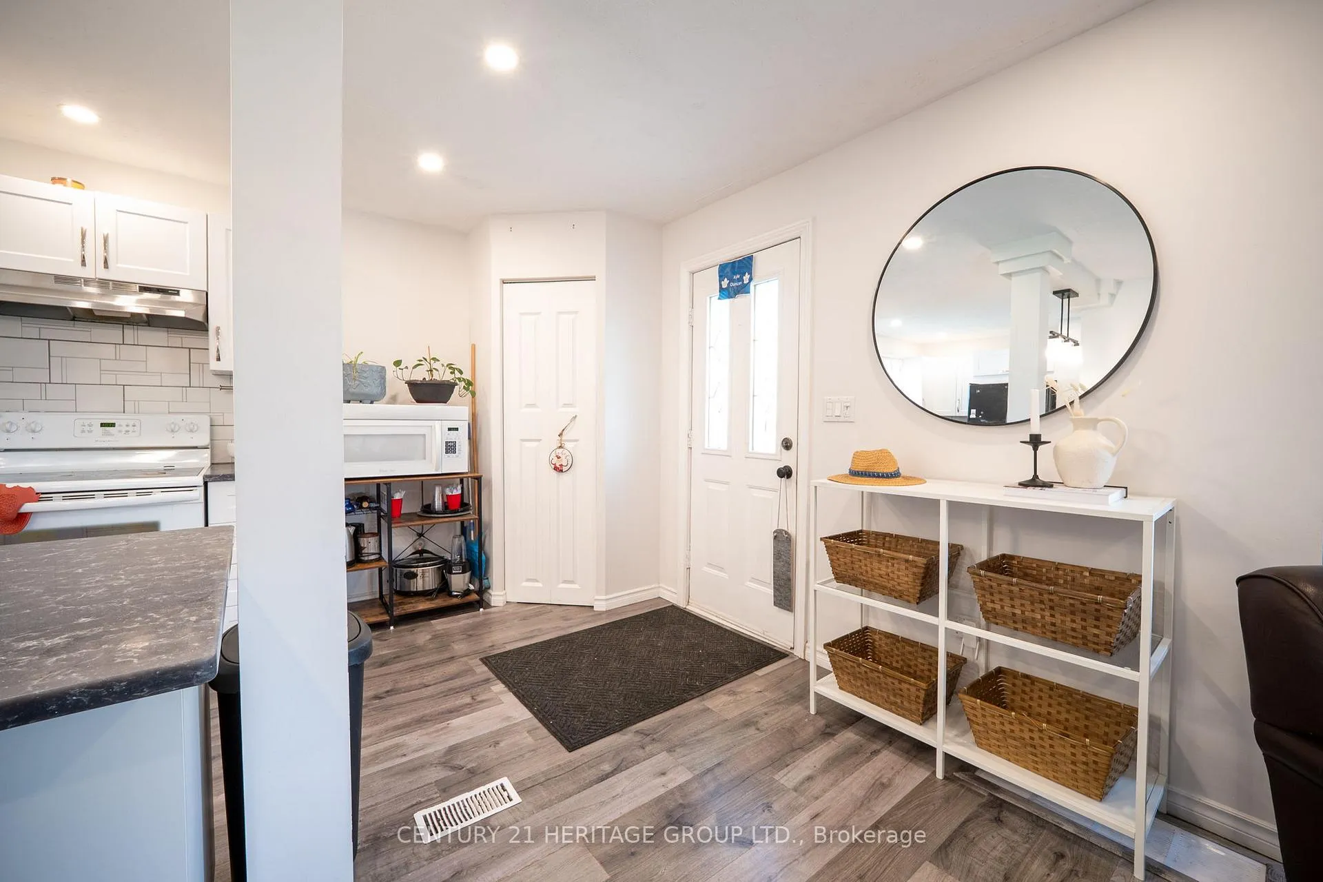 Photo 4 of 18 Armstrong Avenue, Hamilton, McQuesten — HOMEH