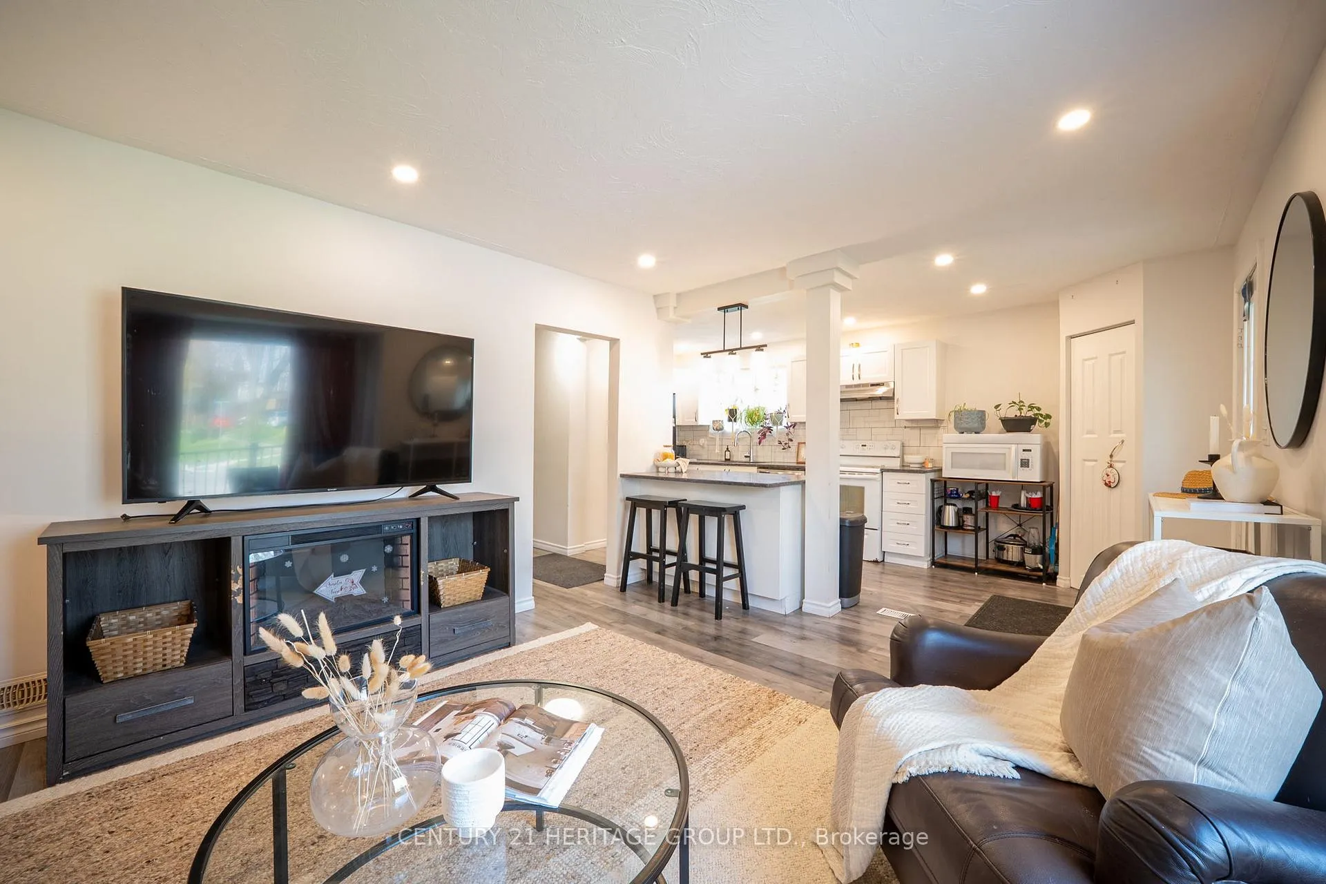 Photo 10 of 18 Armstrong Avenue, Hamilton, McQuesten — HOMEH