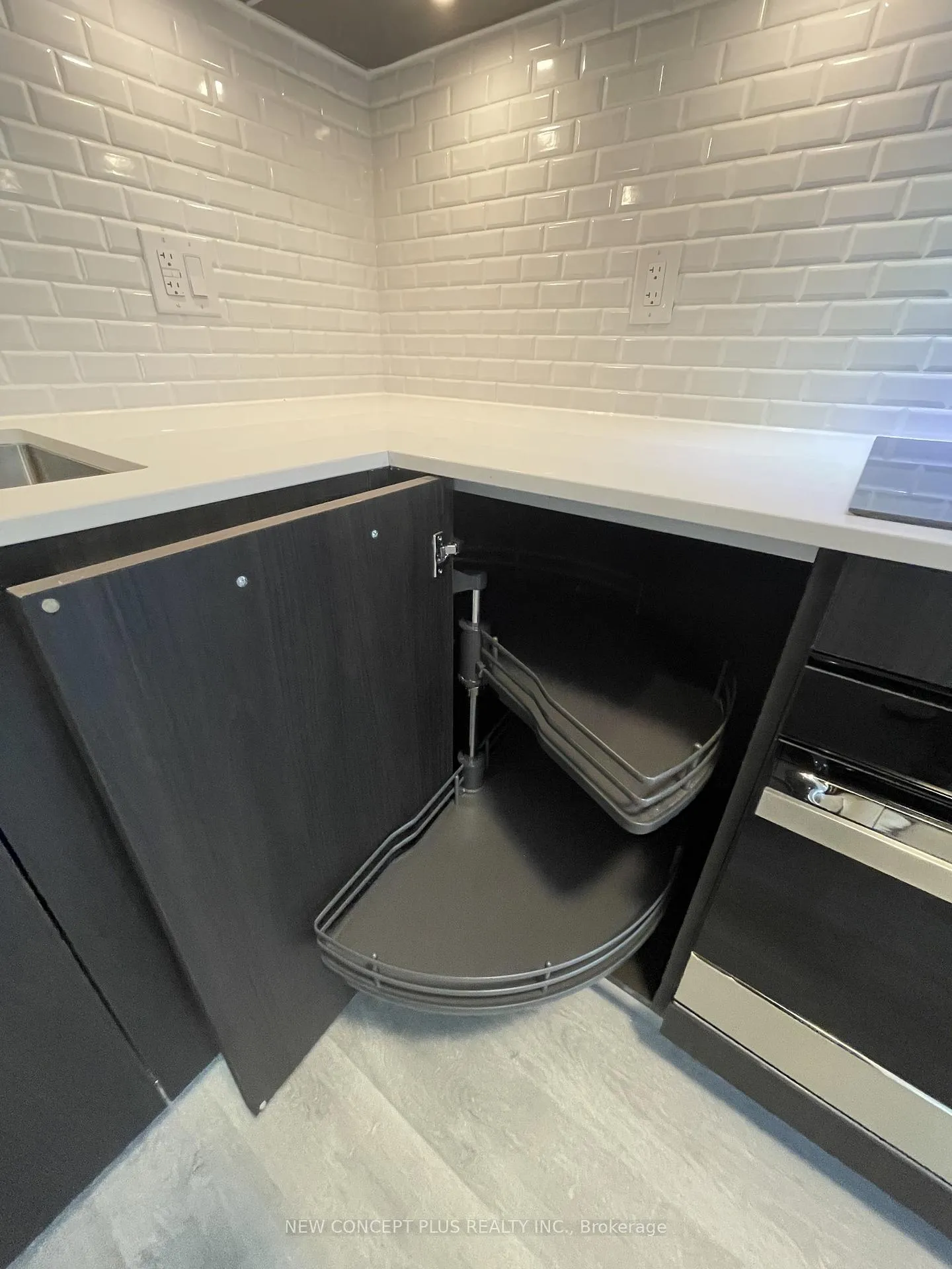 Photo 9 of Unit 403, 65 Broadway Avenue, Toronto, Mount Pleasant West — HOMEH