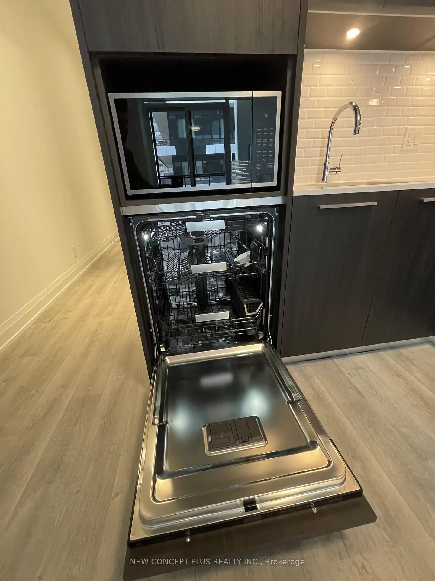 Photo 13 of Unit 403, 65 Broadway Avenue, Toronto, Mount Pleasant West — HOMEH