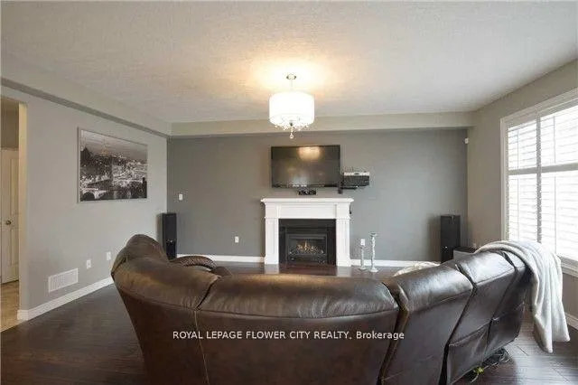 Photo 5 of 176 Medici Lane, Hamilton, Carpenter — HOMEH