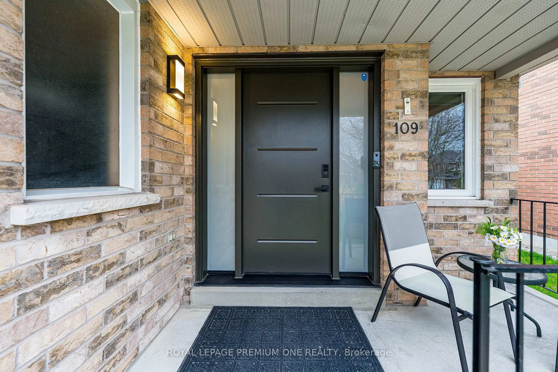 Photo 5 of 109 Kirkbride Crescent, Vaughan, Maple — HOMEH