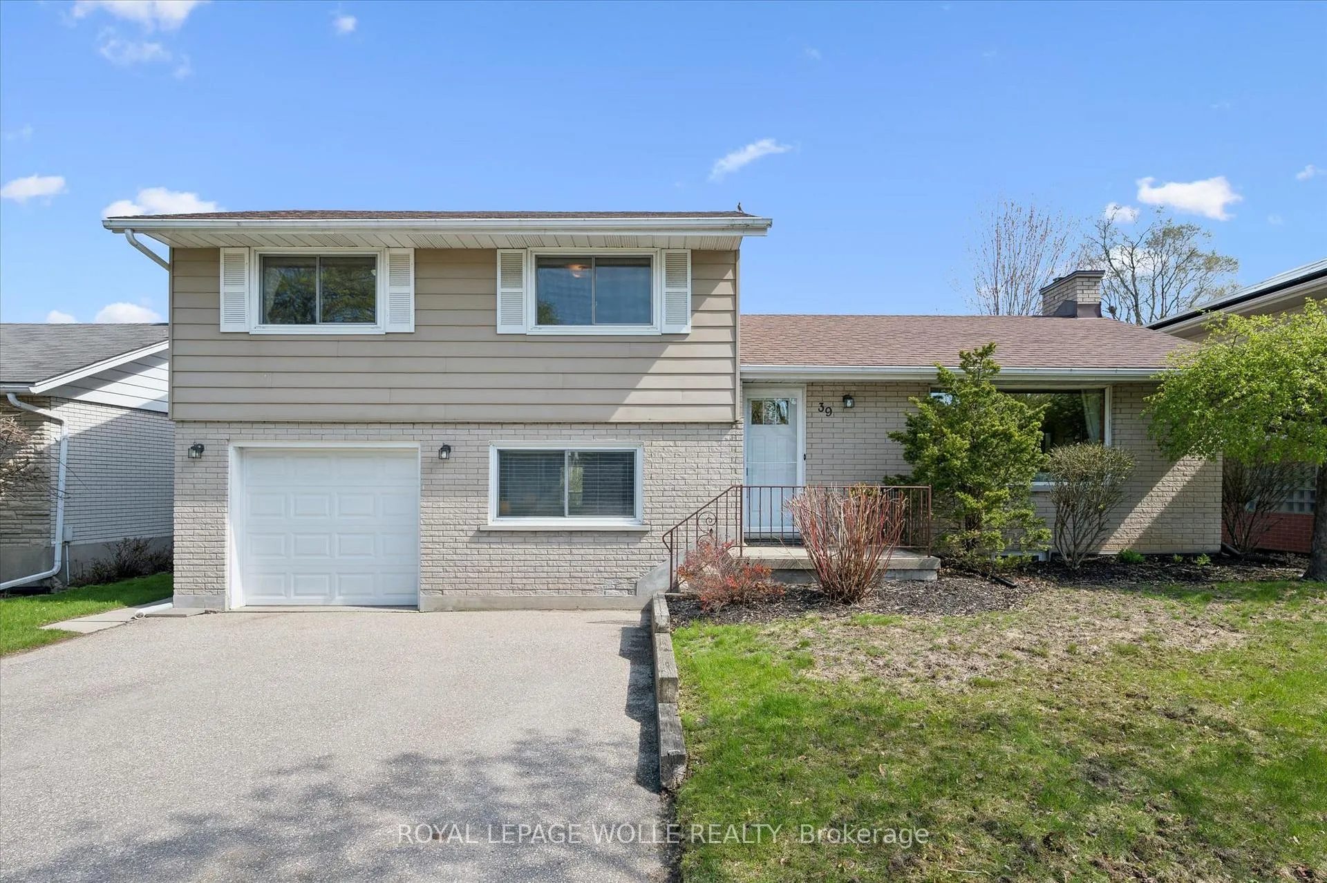 Photo 1 of 39 Charlotte Crescent, Kitchener — HOMEH
