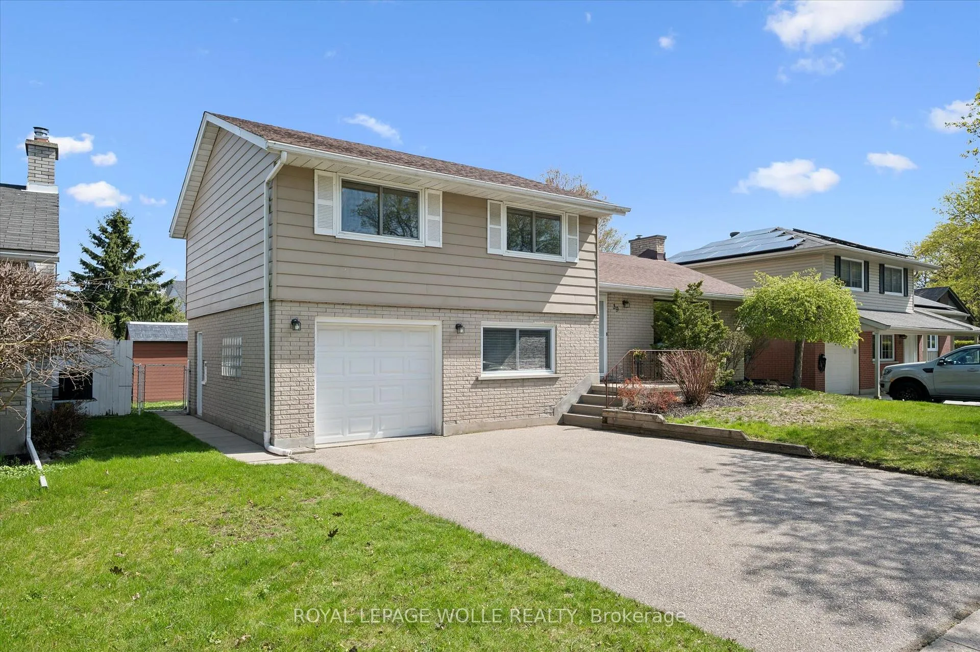 Photo 2 of 39 Charlotte Crescent, Kitchener — HOMEH