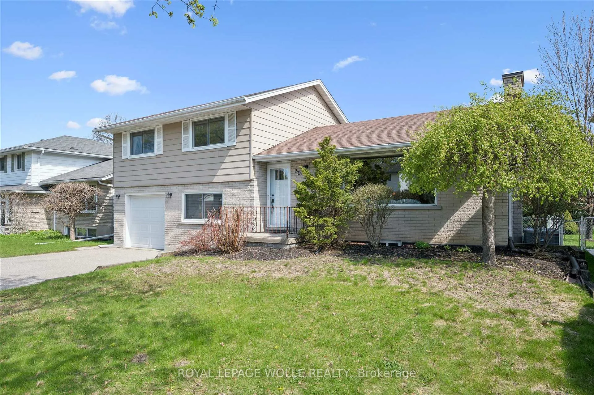 Photo 3 of 39 Charlotte Crescent, Kitchener — HOMEH