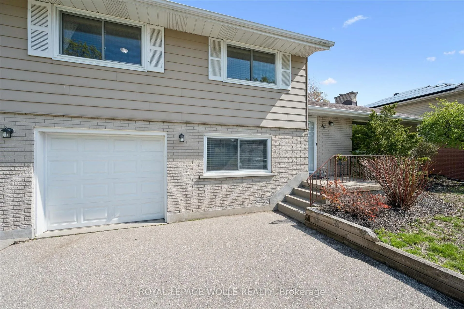 Photo 4 of 39 Charlotte Crescent, Kitchener — HOMEH
