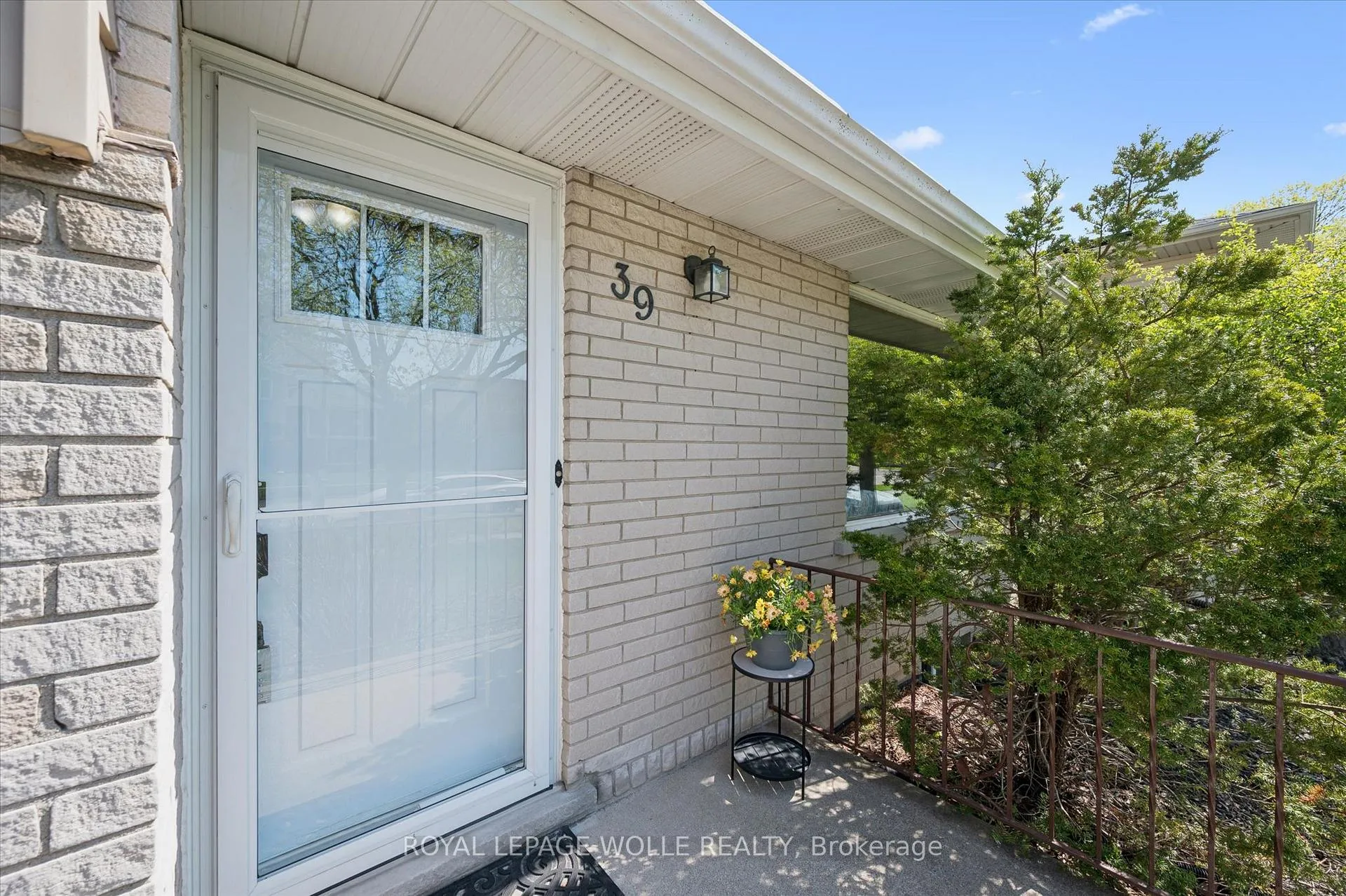Photo 5 of 39 Charlotte Crescent, Kitchener — HOMEH