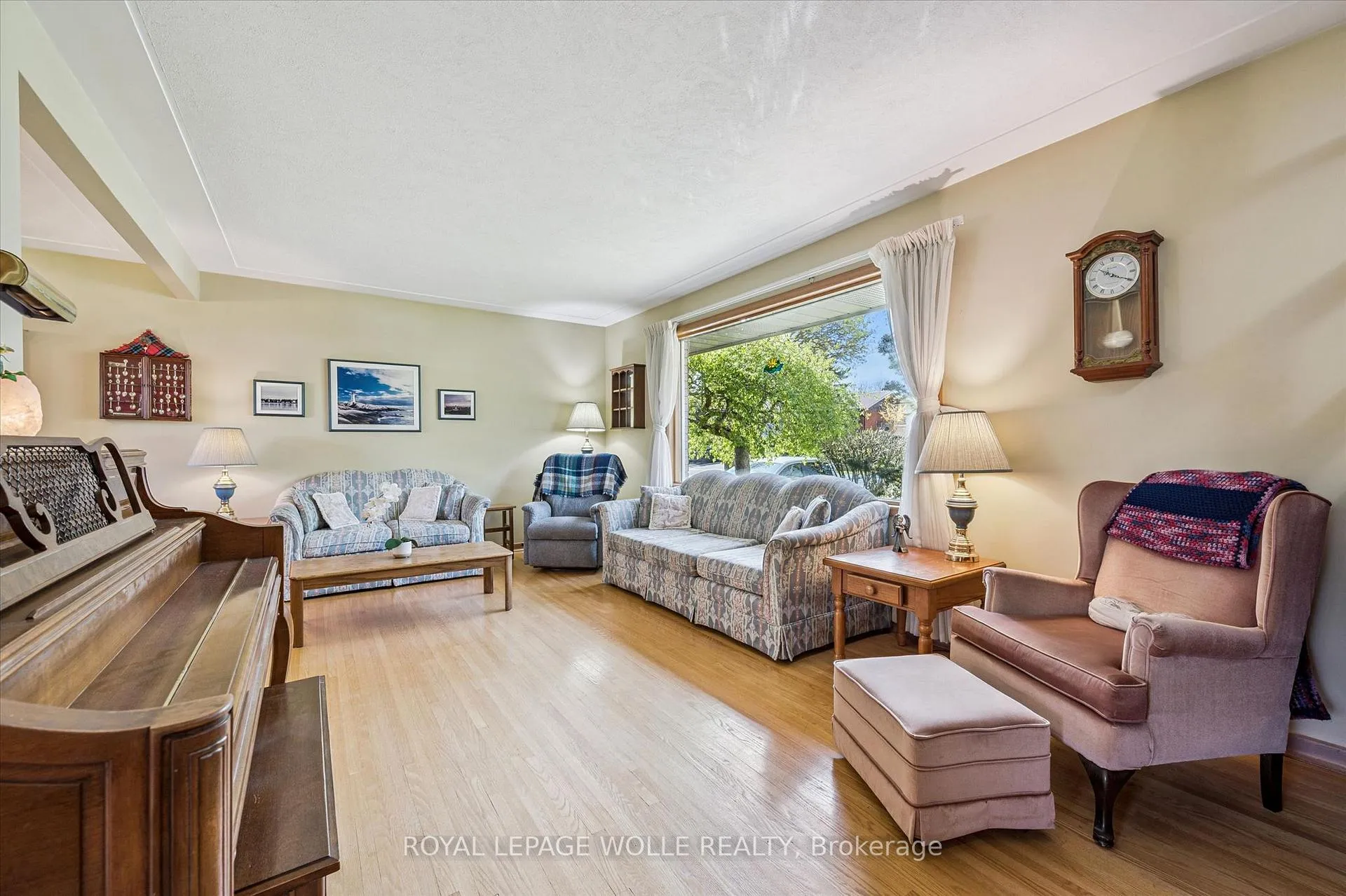 Photo 7 of 39 Charlotte Crescent, Kitchener — HOMEH
