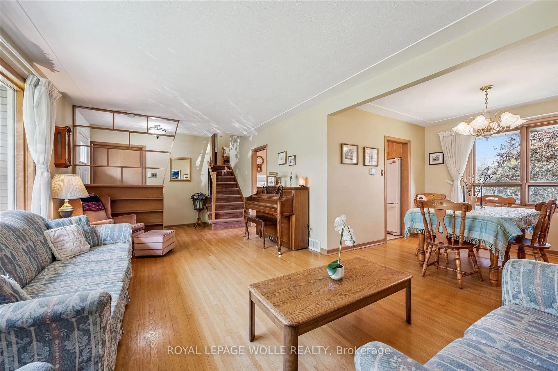 Photo 9 of 39 Charlotte Crescent, Kitchener — HOMEH