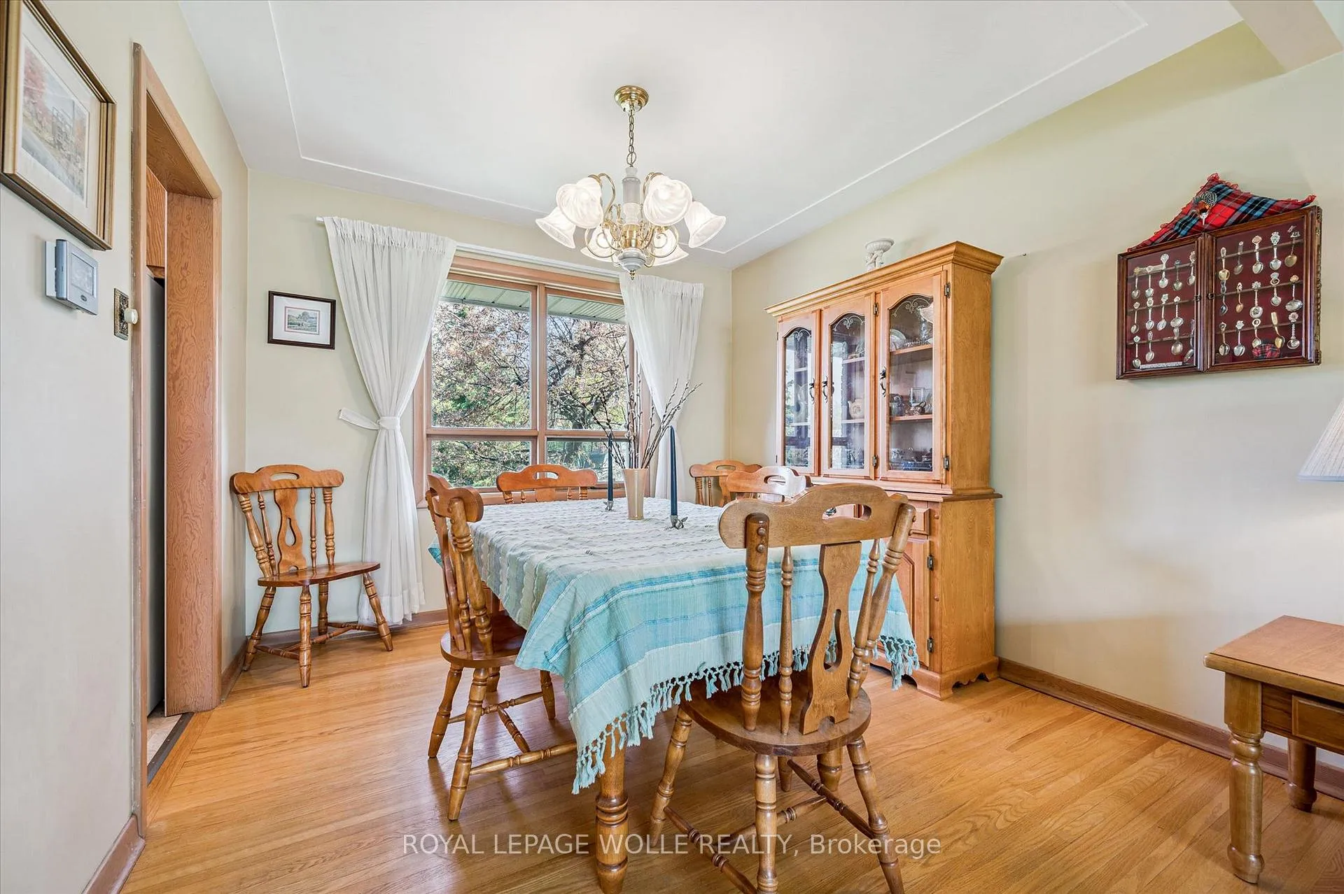 Photo 11 of 39 Charlotte Crescent, Kitchener — HOMEH