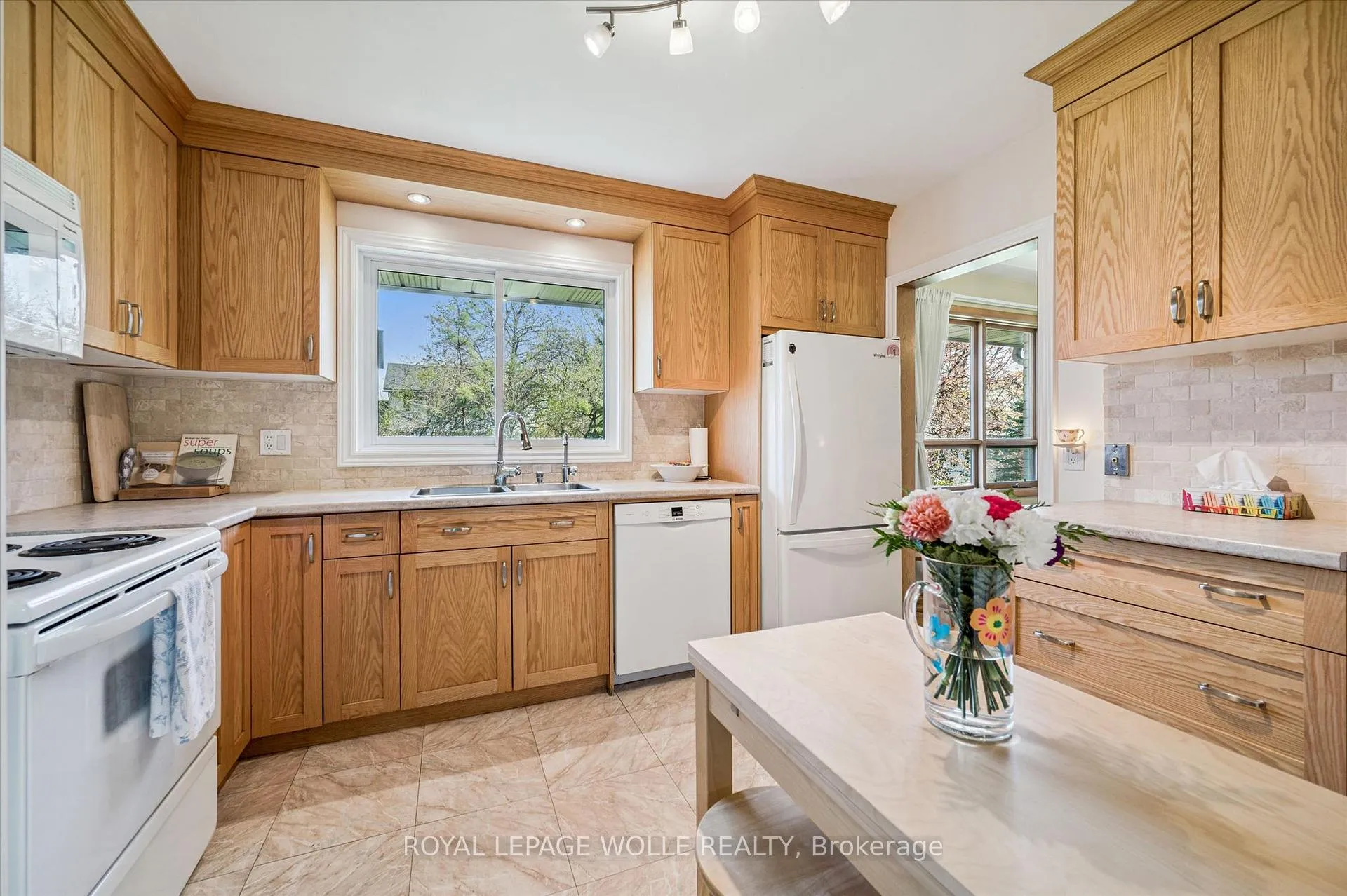 Photo 13 of 39 Charlotte Crescent, Kitchener — HOMEH