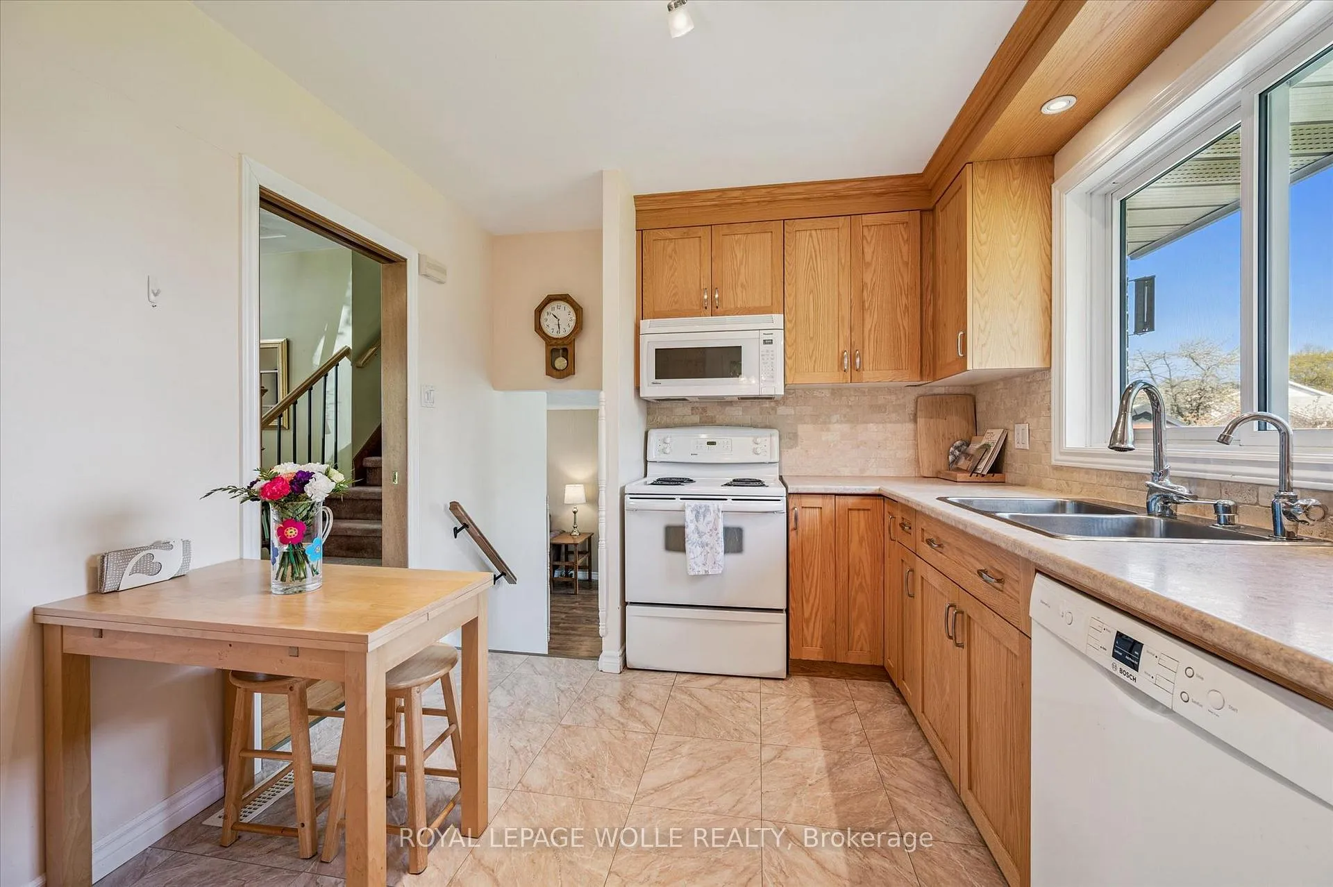 Photo 15 of 39 Charlotte Crescent, Kitchener — HOMEH