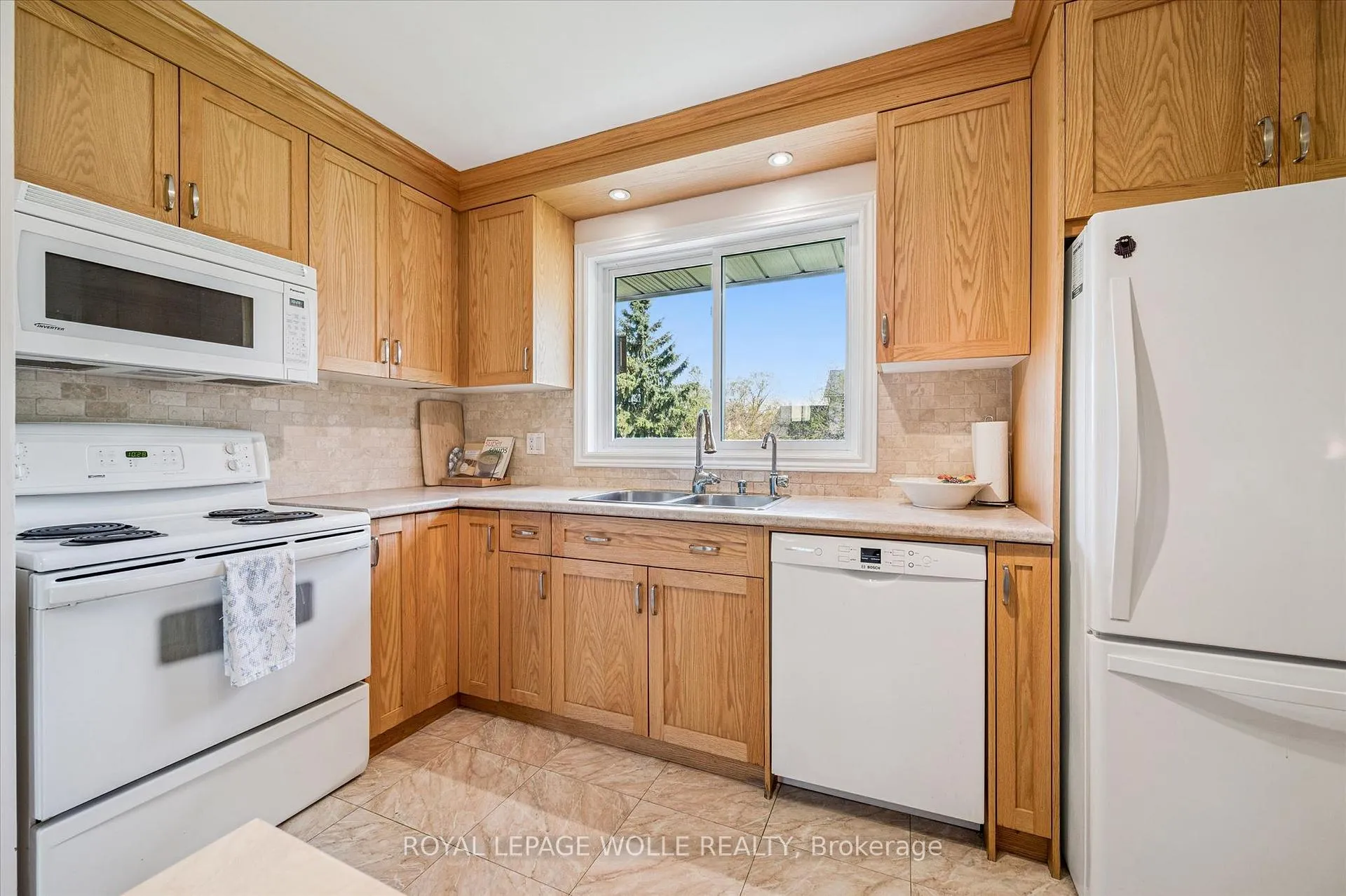 Photo 16 of 39 Charlotte Crescent, Kitchener — HOMEH