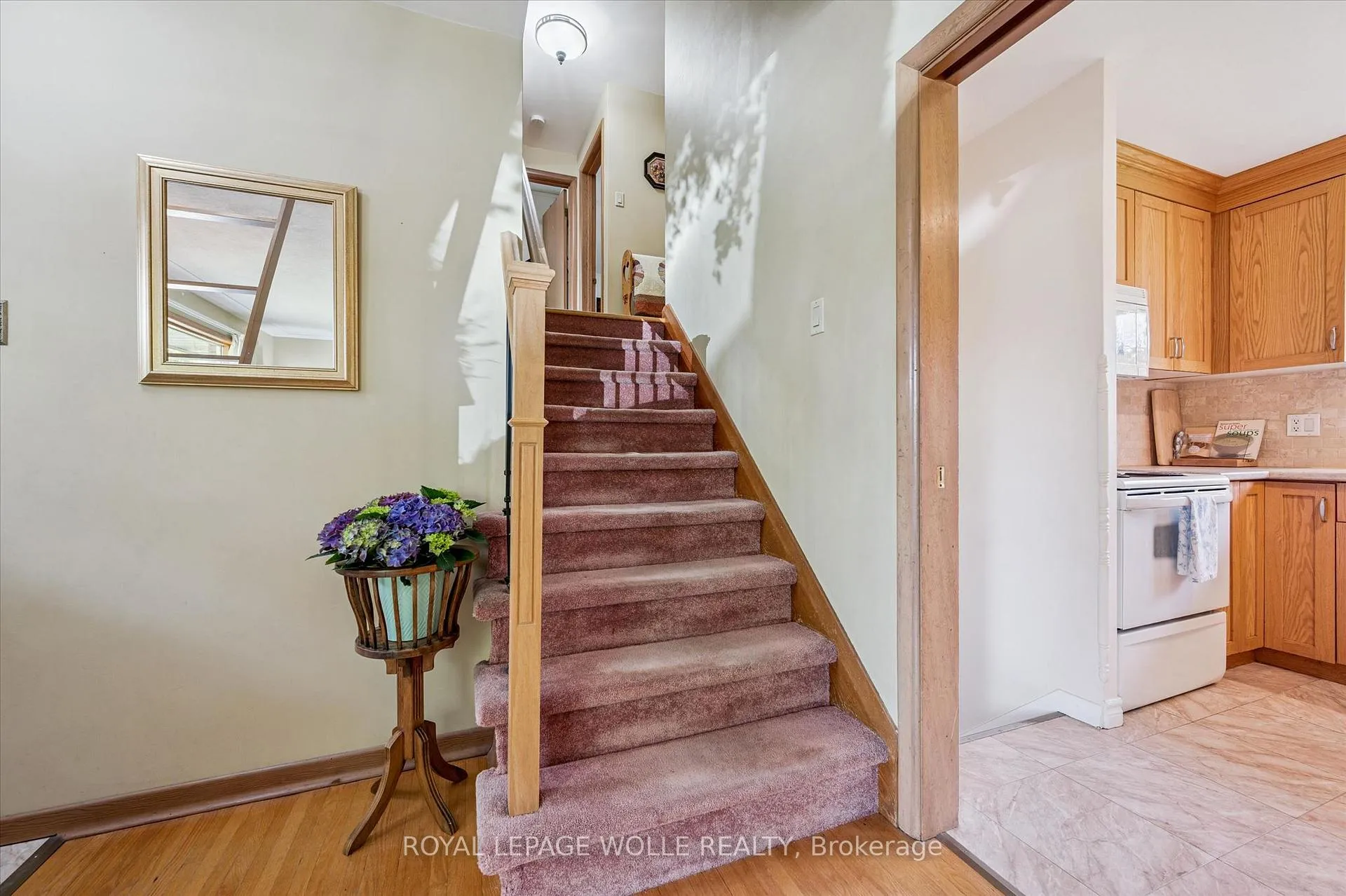 Photo 17 of 39 Charlotte Crescent, Kitchener — HOMEH