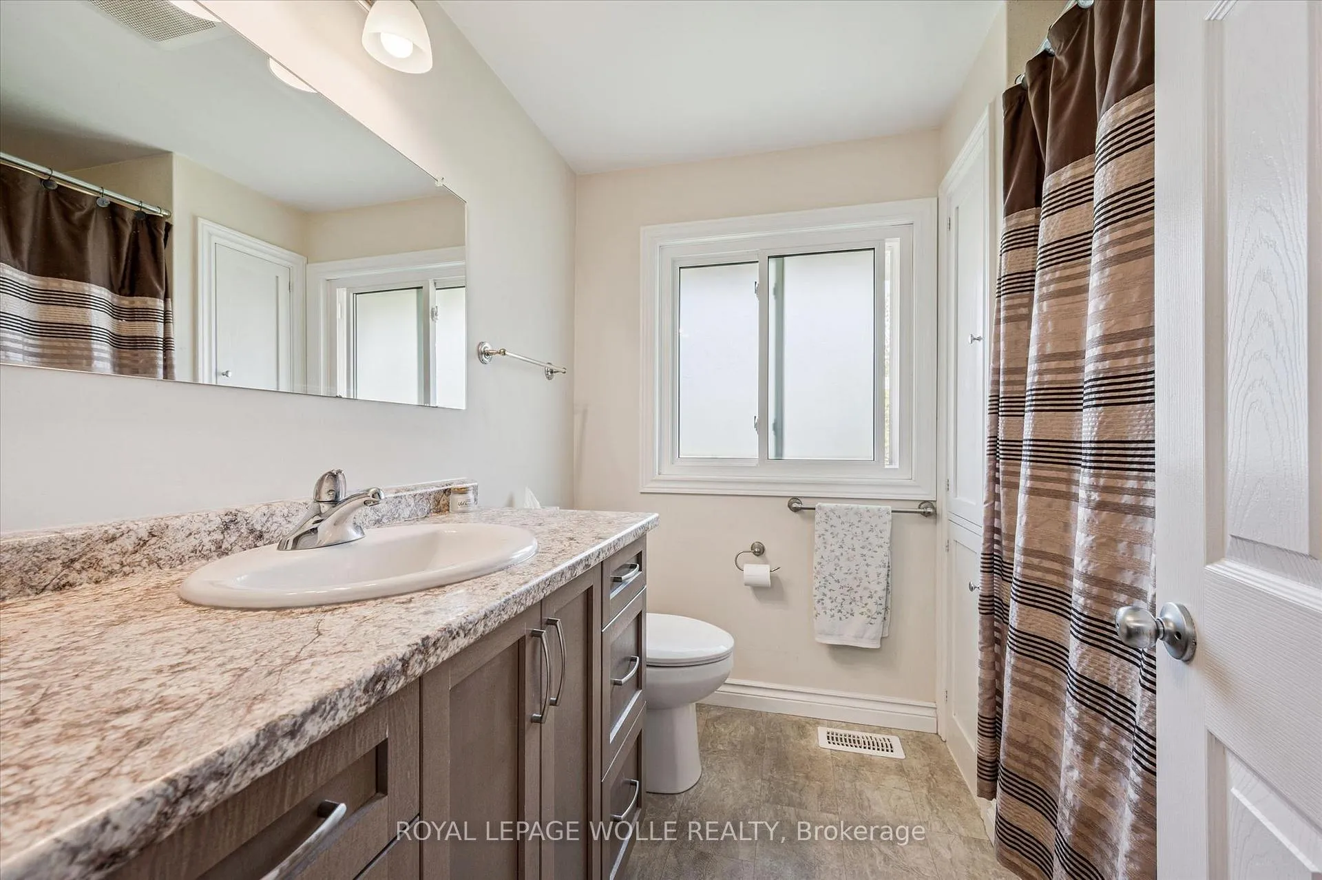 Photo 19 of 39 Charlotte Crescent, Kitchener — HOMEH