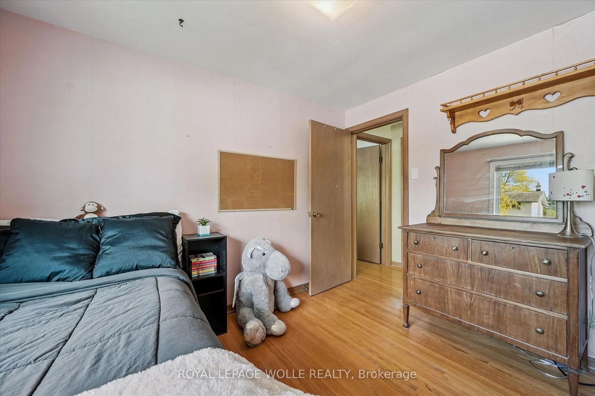 Photo 21 of 39 Charlotte Crescent, Kitchener — HOMEH