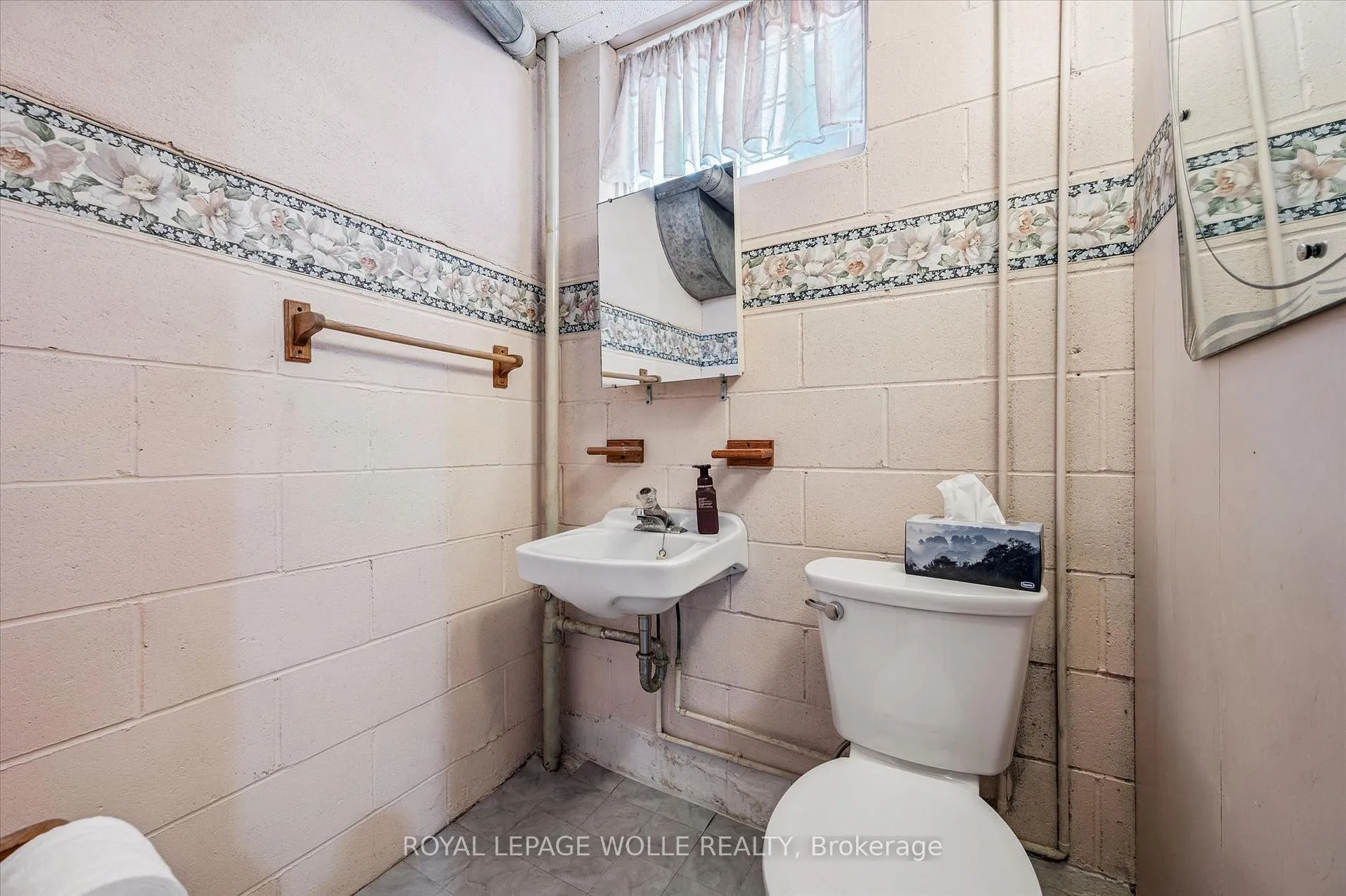 Photo 35 of 39 Charlotte Crescent, Kitchener — HOMEH