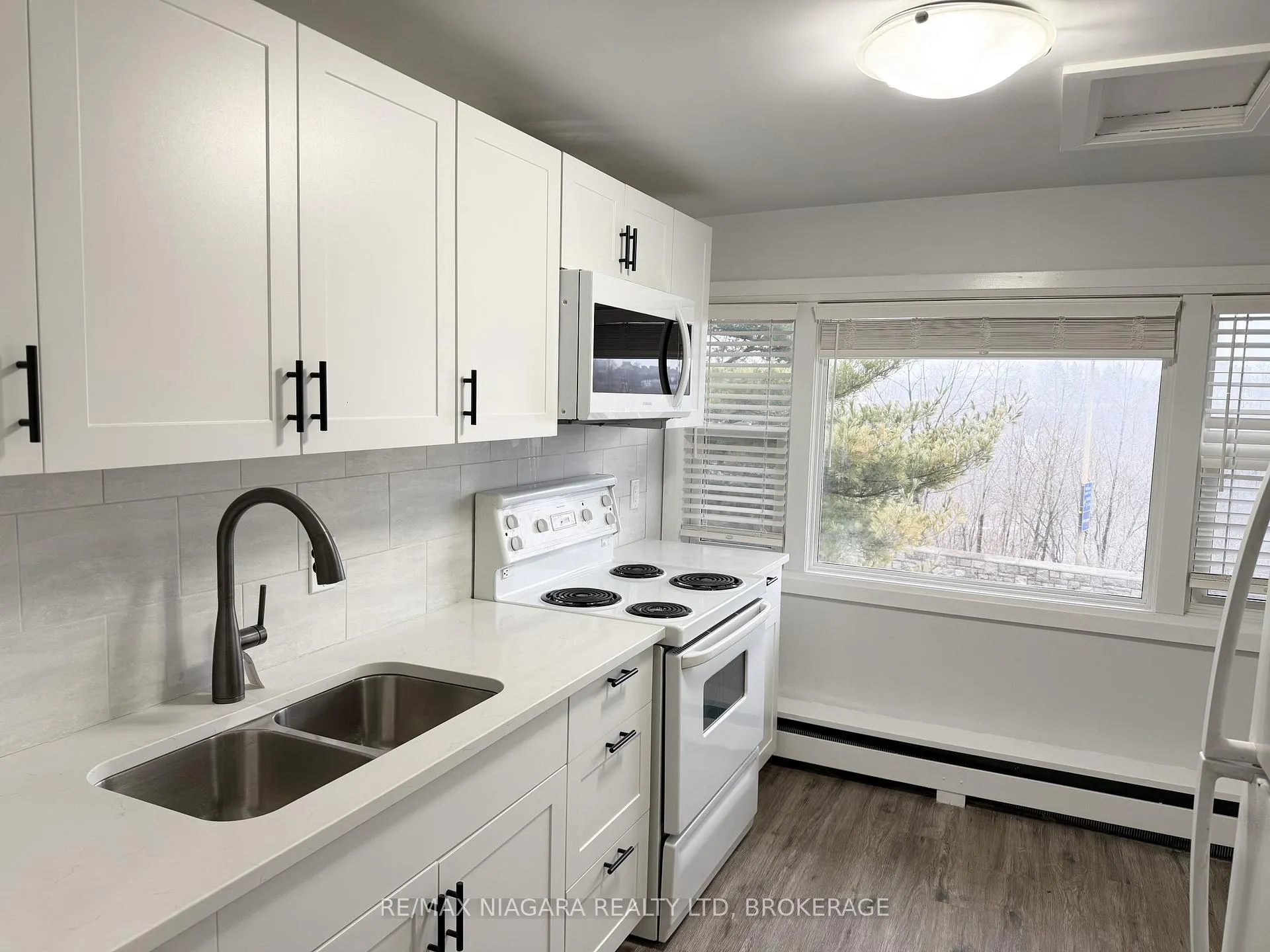 Photo 3 of Unit Unit 4, 4711 River Road, Niagara Falls, Downtown — HOMEH