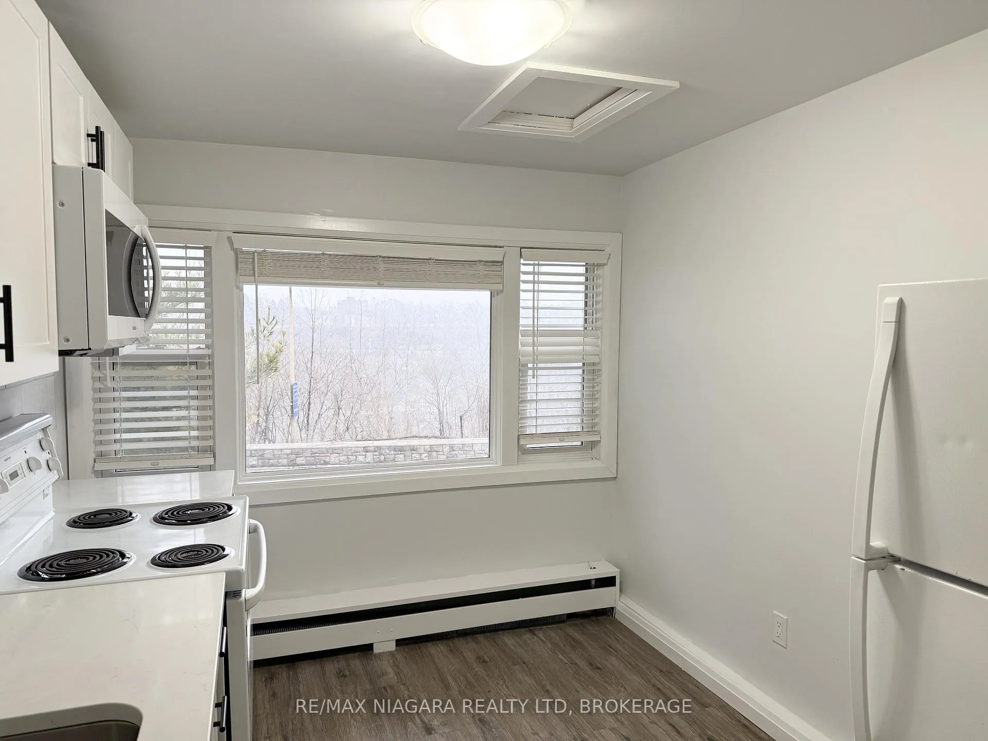 Photo 4 of Unit Unit 4, 4711 River Road, Niagara Falls, Downtown — HOMEH