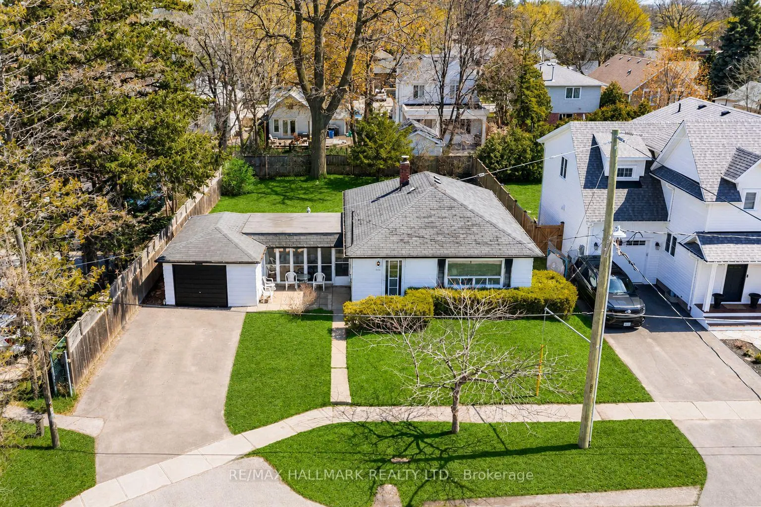 Photo 2 of 122 Hawthorne Road, Oakville, Central — HOMEH