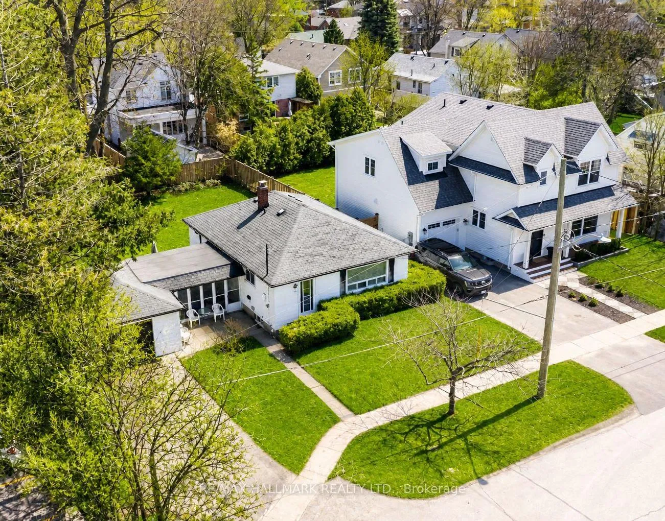 Photo 3 of 122 Hawthorne Road, Oakville, Central — HOMEH