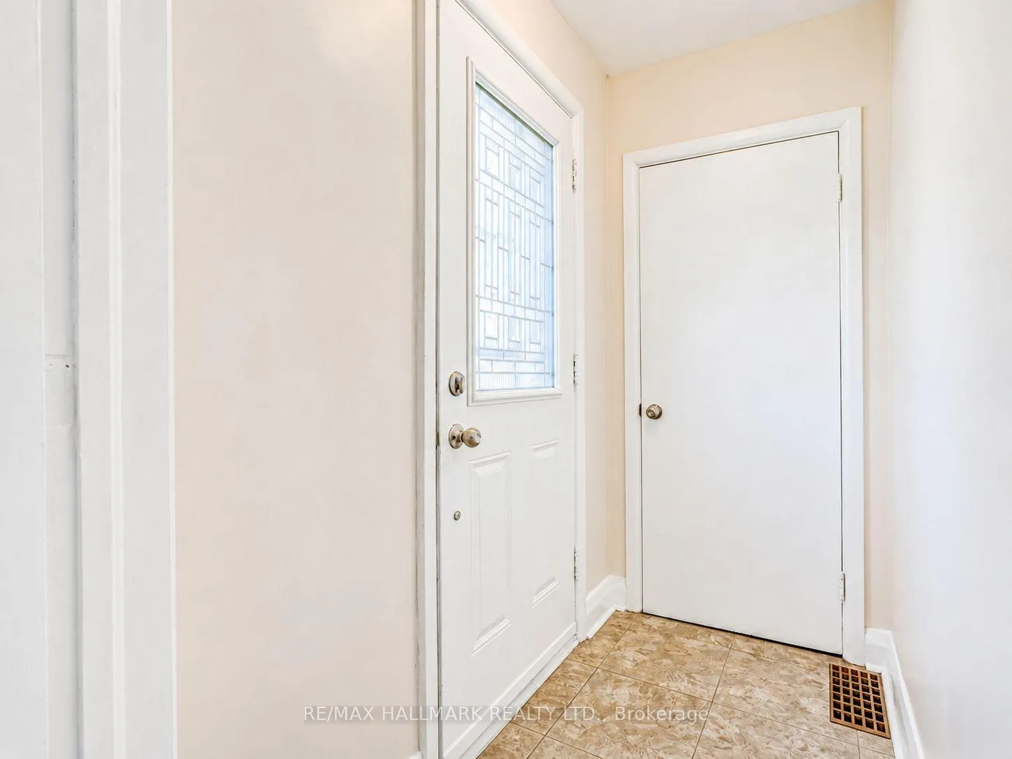 Photo 5 of 122 Hawthorne Road, Oakville, Central — HOMEH