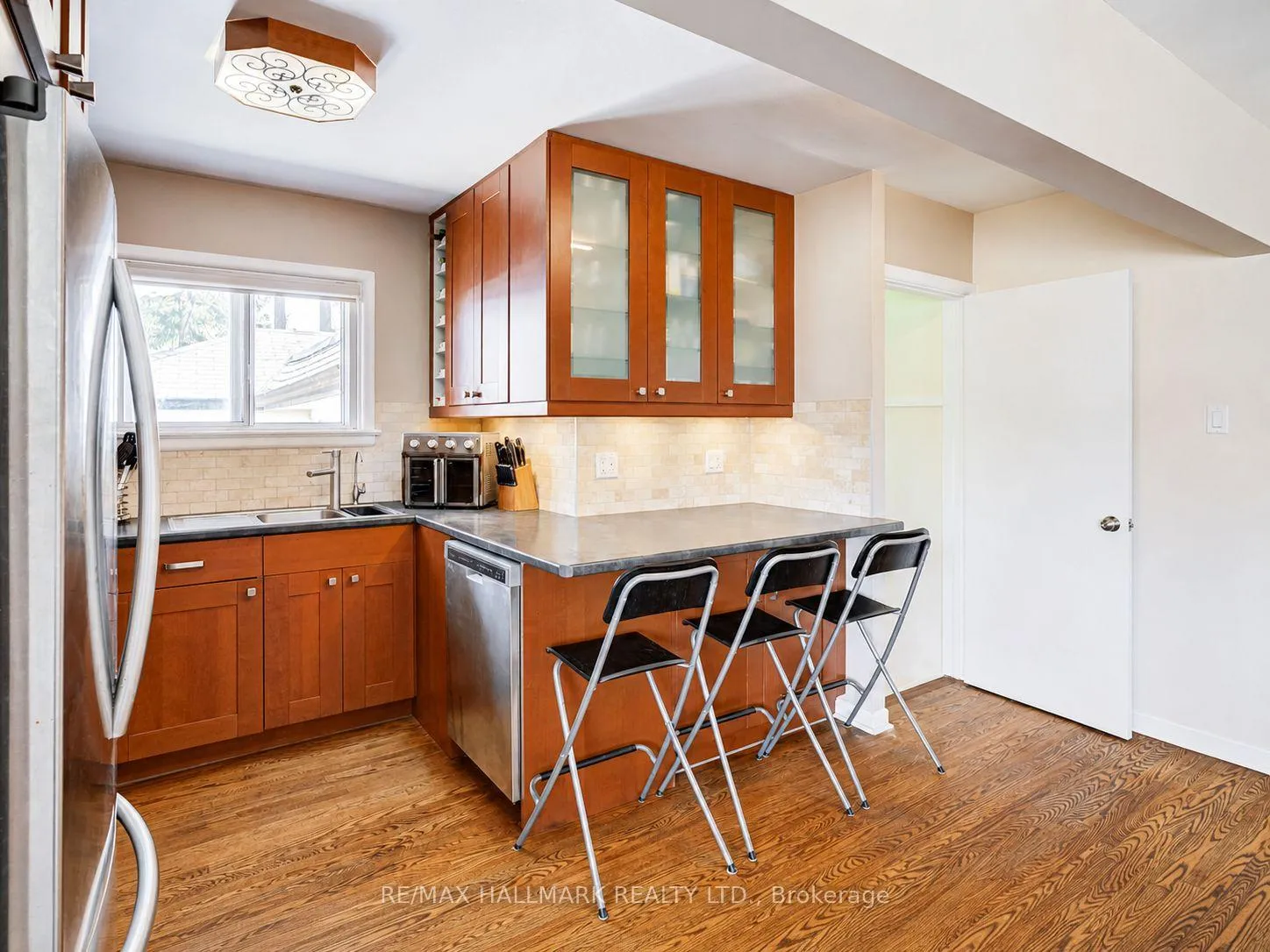Photo 10 of 122 Hawthorne Road, Oakville, Central — HOMEH