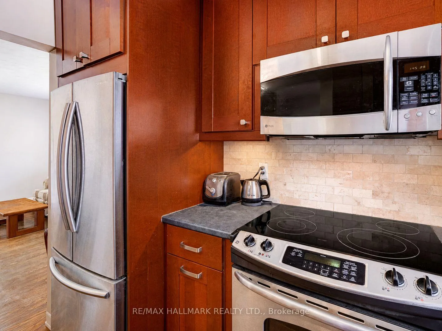 Photo 11 of 122 Hawthorne Road, Oakville, Central — HOMEH