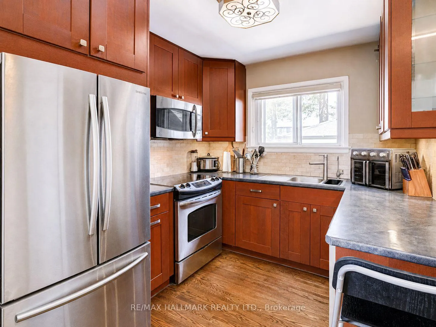 Photo 12 of 122 Hawthorne Road, Oakville, Central — HOMEH