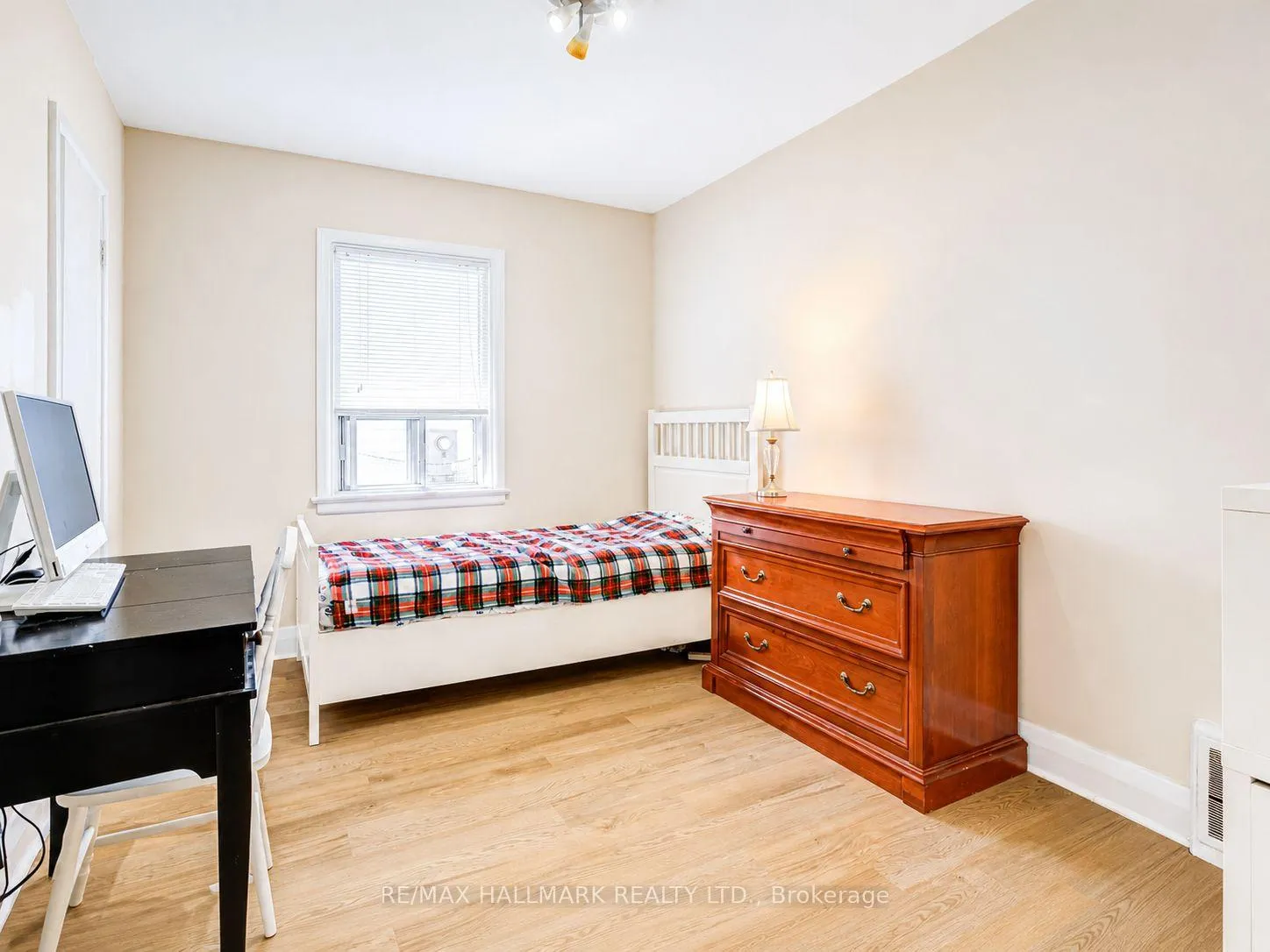 Photo 14 of 122 Hawthorne Road, Oakville, Central — HOMEH