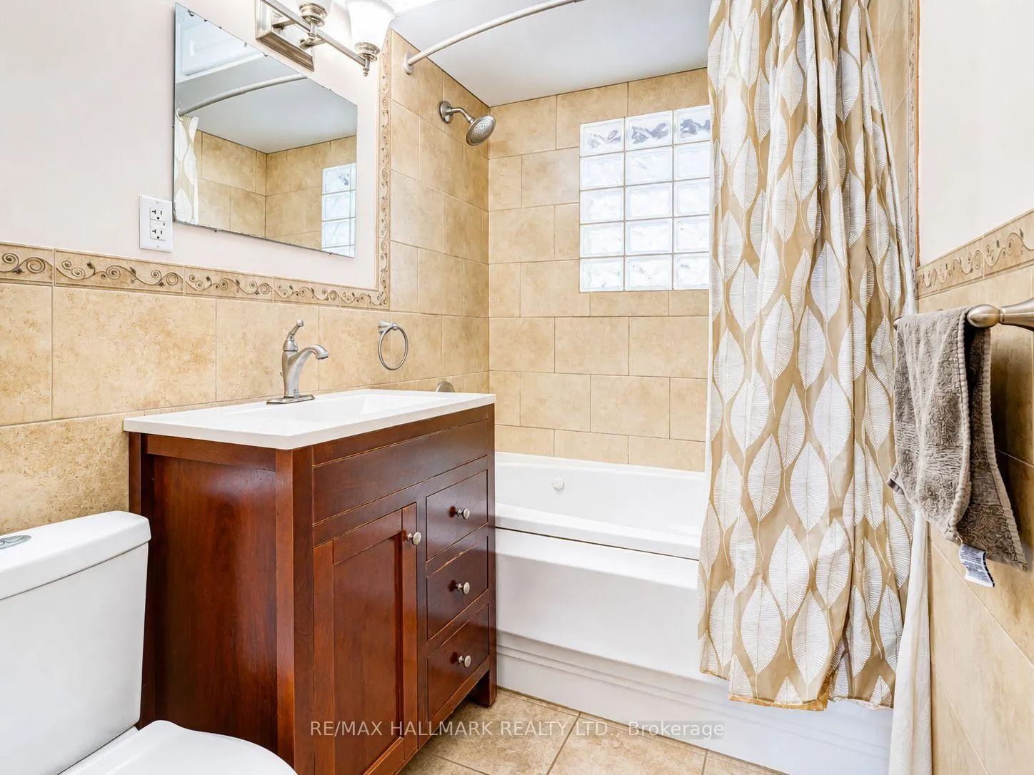 Photo 17 of 122 Hawthorne Road, Oakville, Central — HOMEH