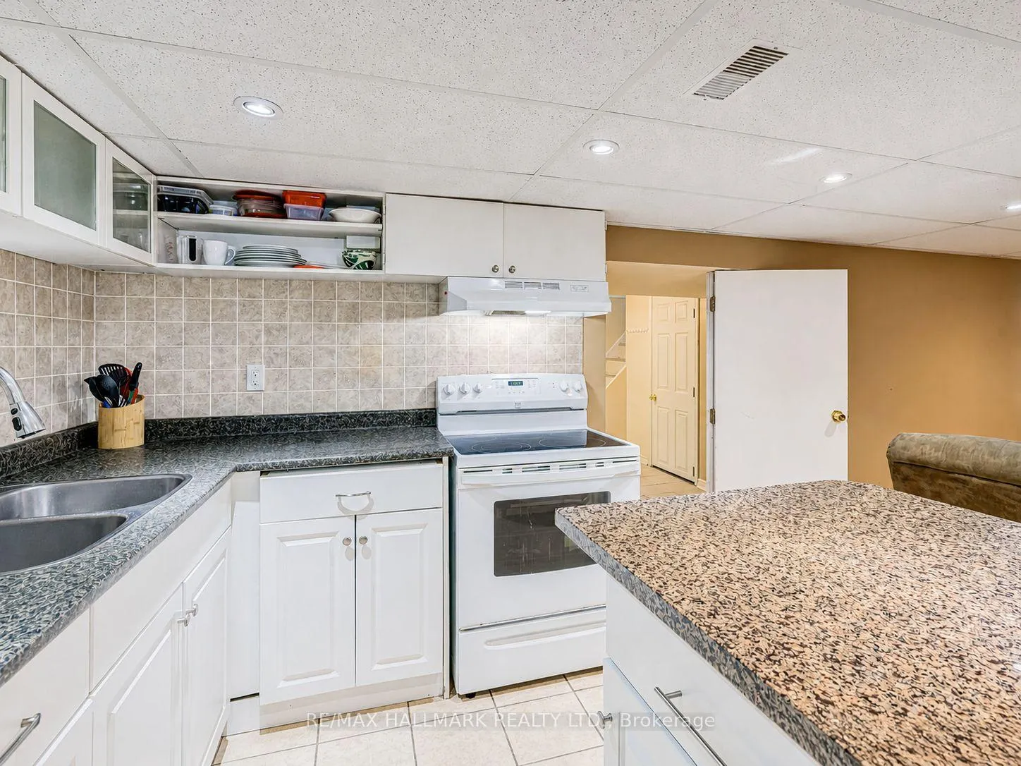 Photo 20 of 122 Hawthorne Road, Oakville, Central — HOMEH