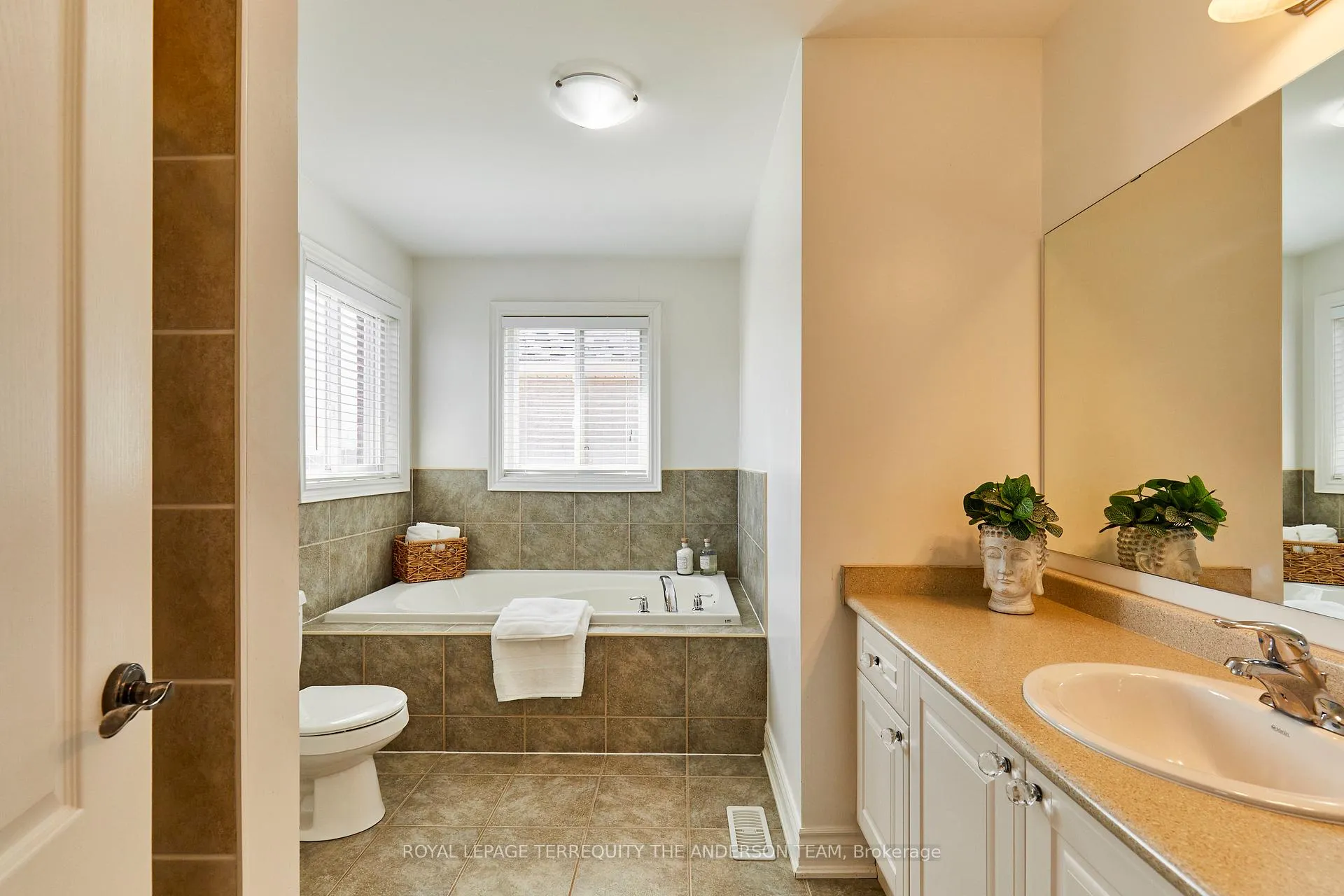 Photo 36 of 1577 Pennel Drive, Oshawa, Taunton — HOMEH