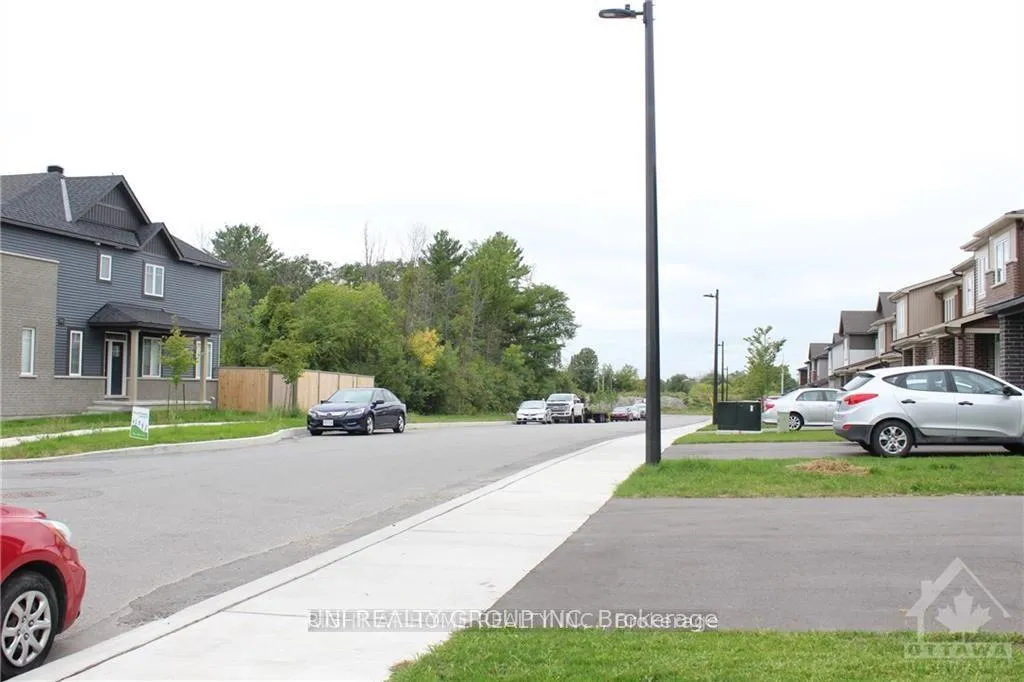 Photo 3 of 151 Bending Way, Ottawa, Barrhaven - Hearts Desire — HOMEH