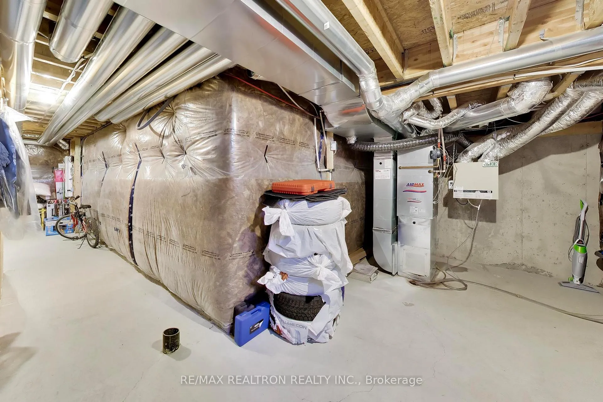 Photo 33 of 11 Inverary Crescent, Vaughan, Elder Mills — HOMEH